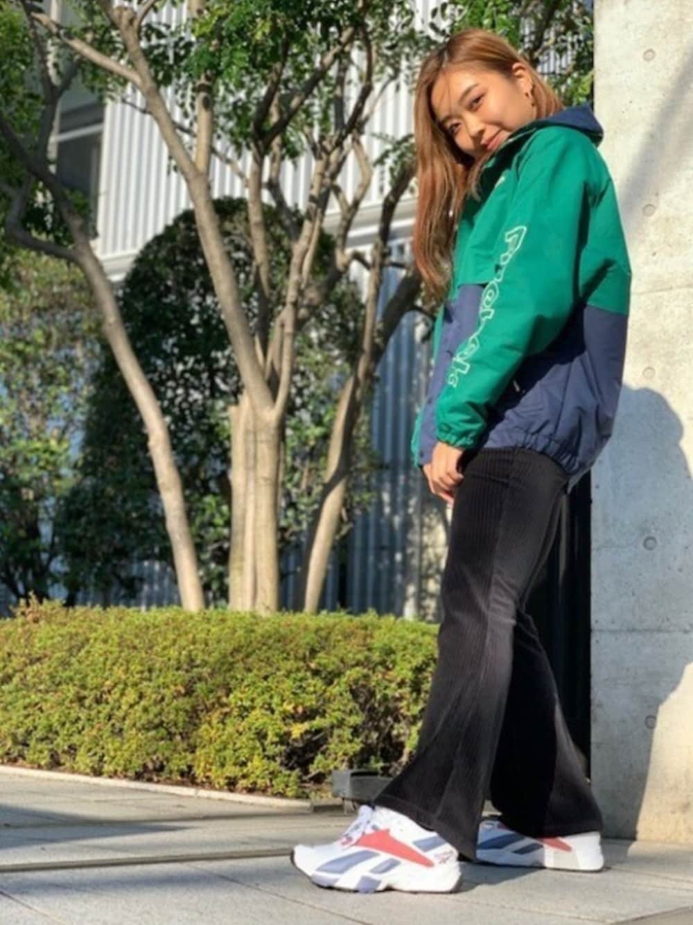「アウター、reebok、ストリート、原宿、リーボッククラシック、Reebokclassic、ダッドスニーカー、リーボッククラシックストア原宿、rhintvl、rhoo」｜「Reebokのインターバル [INTVL 96] リーボック（スニーカー、ホワイト系）」を使った、リーボックさん（レディース・159cm）の冬コーディネートの1枚目の写真