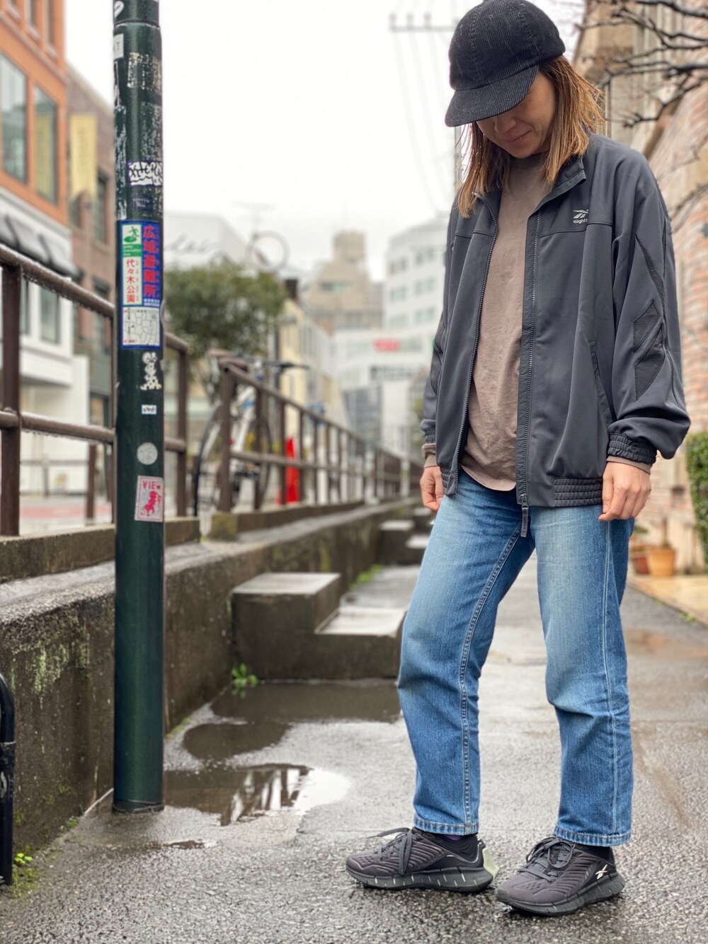 「reebok、スニーカーコーデ、きれいめカジュアル、シンプルコーデ、カジュアルコーデ、Reebokclassic、リーボッククラシックストア原宿、rhzigkinetica、rhhoshi、rheightyone」｜「Reebokの【Reebok eightyone】エイティーワン ジャージジャケット [81 JERSEY JKT]（ブルゾン、グレー系）」を使った、リーボックさん（レディース・156cm）の春コーディネートの1枚目の写真