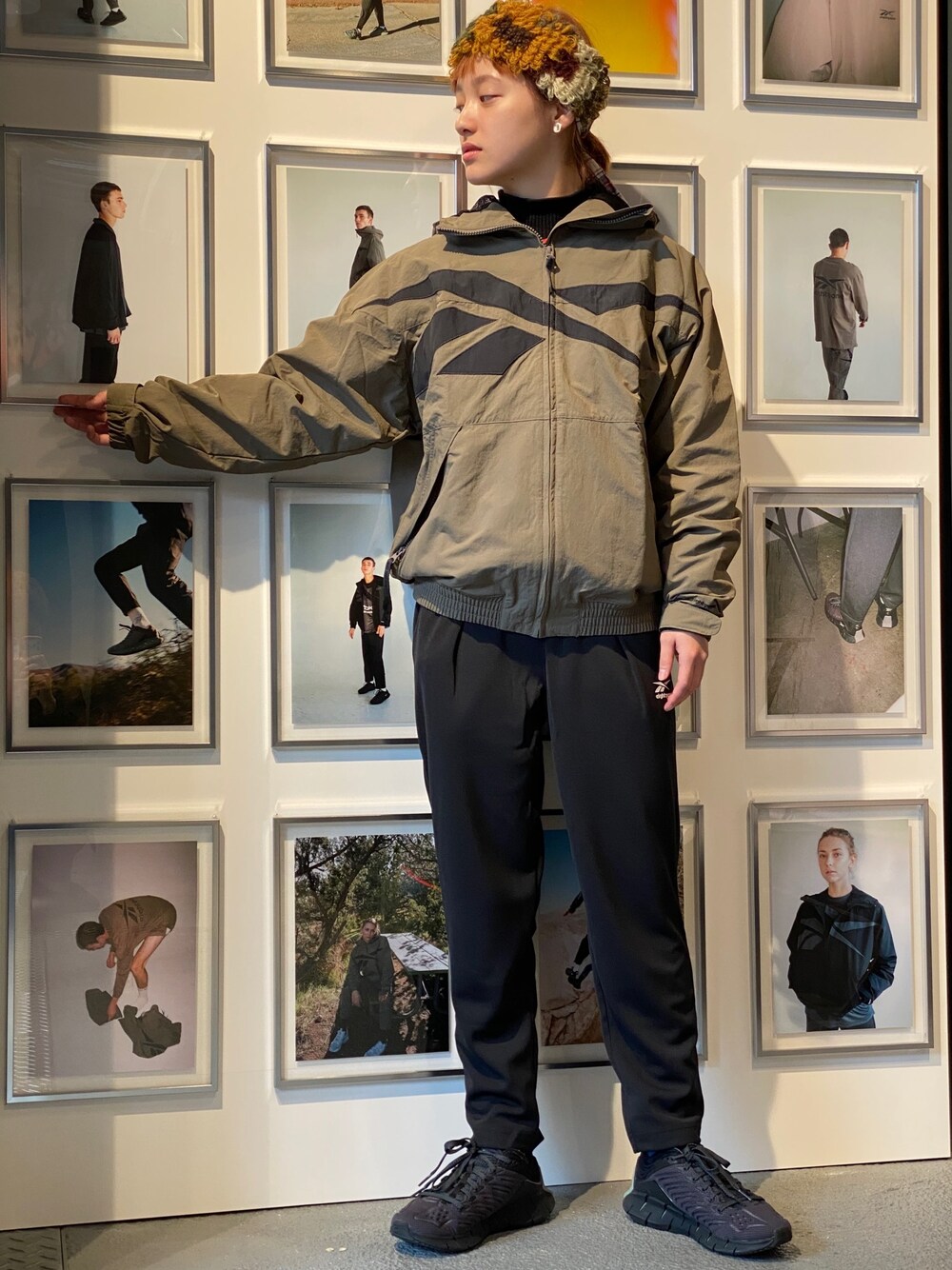 「ニット、reebok、リーボック(Reebok)、シンプルコーデ、カジュアルコーデ、スポーツカジュアル、Reebokclassic、リーボッククラシックストア原宿、rhzigkinetica、rheightyone」｜「Reebokの【Reebok eightyone】エイティーワン ウーブンジャケット [81 WOVEN JKT]（ブルゾン、ブラック系）」を使った、リーボックさん（レディース・153cm）の春コーディネートの1枚目の写真