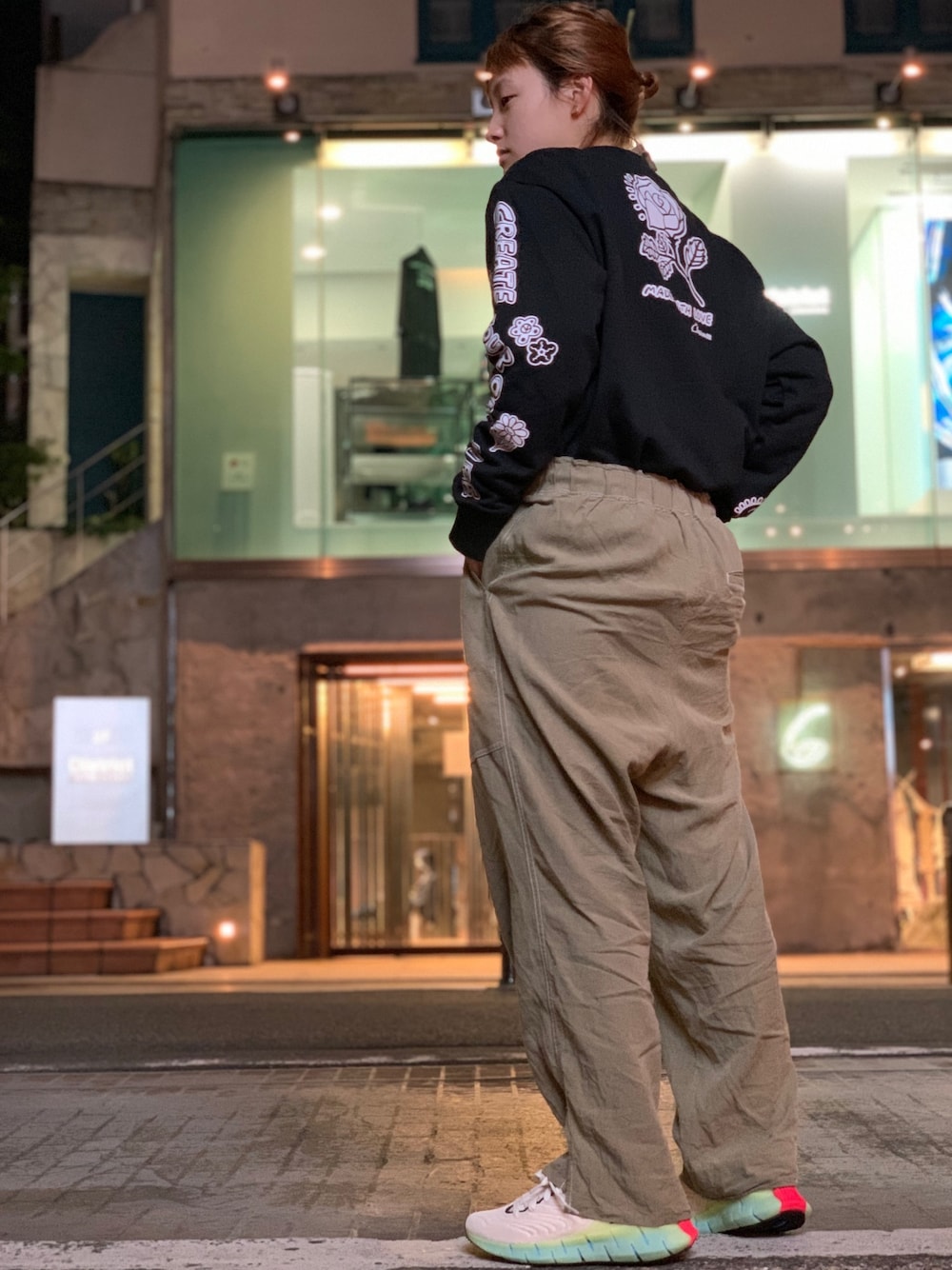 「シンプル、reebok、ストリート、春コーデ、chocomoo、Reebokclassic、リーボッククラシックストア原宿、rhtaki、rhzigkinetica、rhcollabo」｜「Reebokの【Reebok CLASSIC x Chocomoo】リーボック x チョコムー セーター シャツ [Reebok x Chocomoo Sweater Shirt]（スウェット、ブラック系）」を使った、リーボックさん（レディース・153cm）の春コーディネートの1枚目の写真