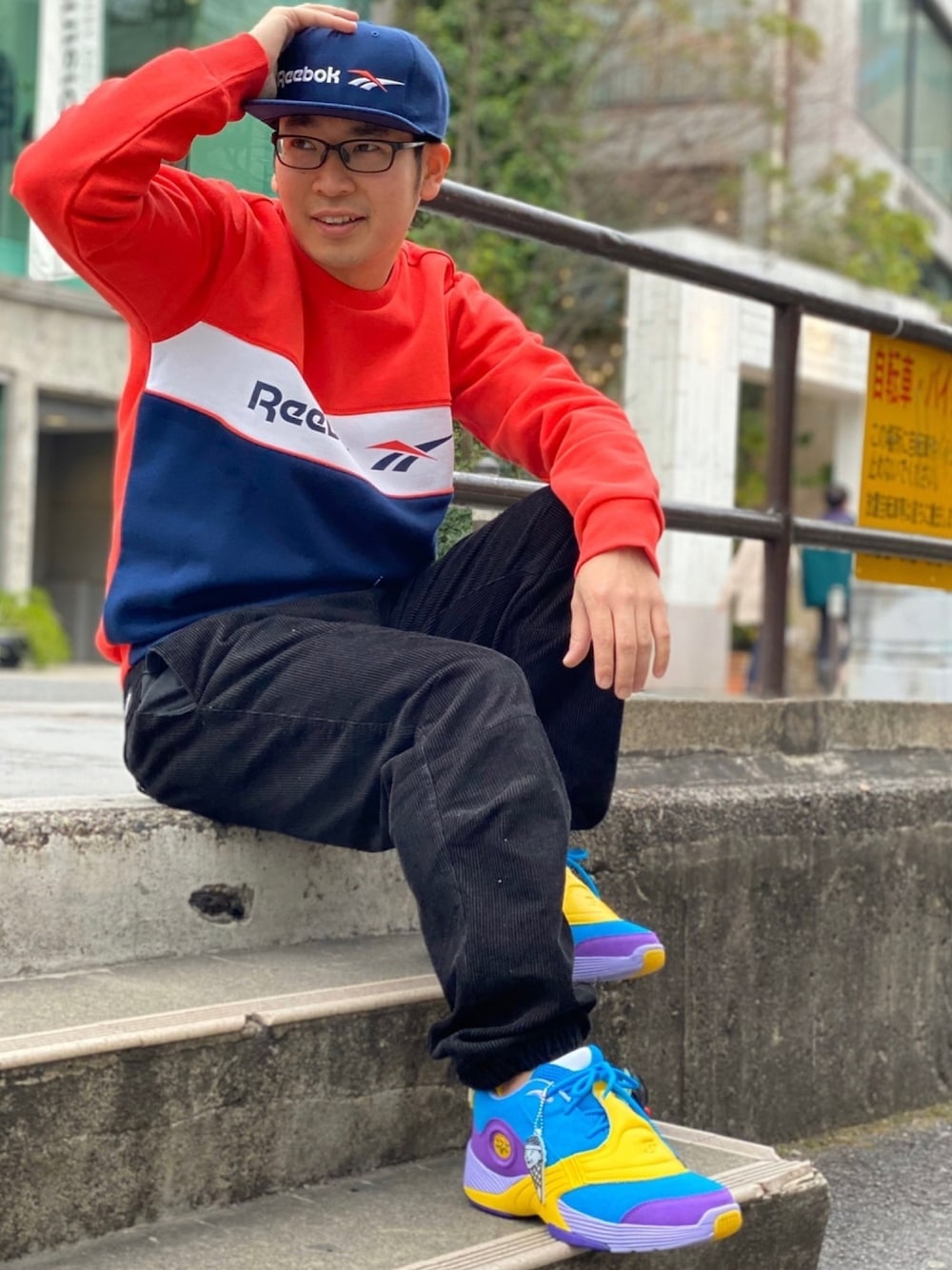 「カラフル、カジュアルコーデ、春、スニーカー、リーボッククラシックストア原宿、reebok、Reebokclassic、rhkoga、rhbask、rhcollabo」｜「Reebokのライン クルースウェット [CL F LINEAR CREW] リーボック（スウェット、ブラック系）」を使った、リーボックさん（メンズ・170cm）の冬コーディネートの1枚目の写真