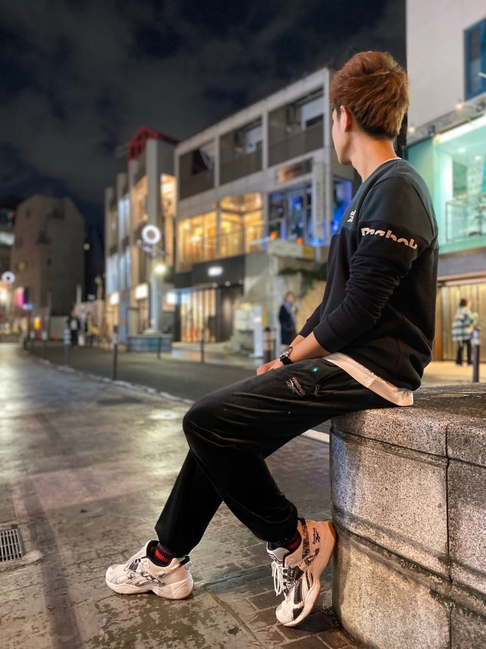 「春、ラクチンコーデ、休日スタイル、ストリート、リーボッククラシックストア原宿、reebok、Reebokclassic、rhaki、rhintvl、カジュアル」｜「Reebokのクルースウェット [CL MT CREW SWT] リーボック（スウェット、グリーン系）」を使った、リーボックさん（メンズ・177cm）の冬コーディネートの1枚目の写真