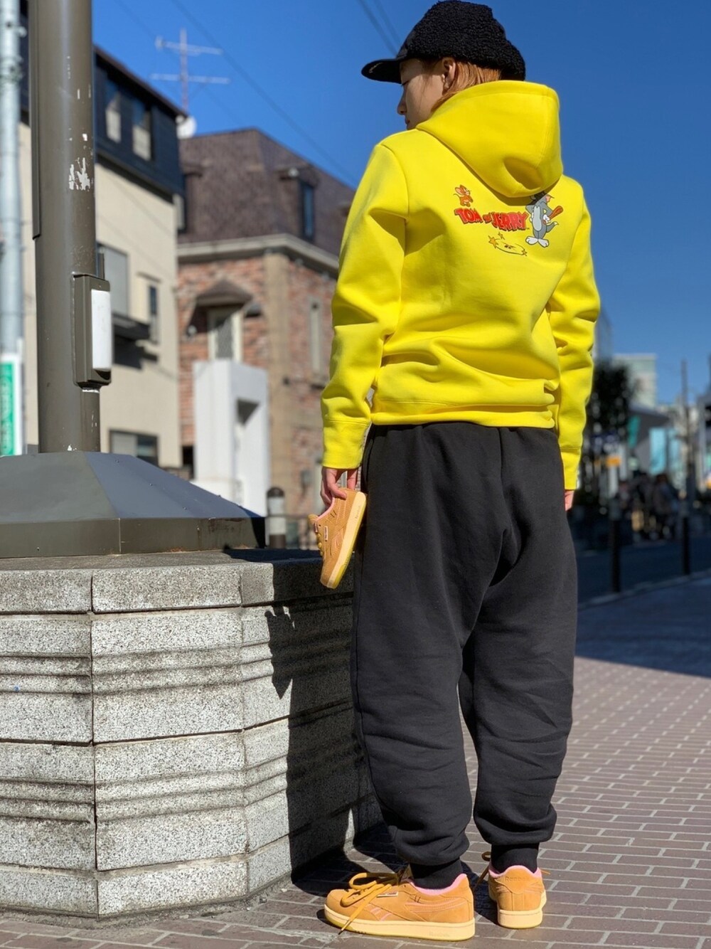 「reebok、リーボッククラシックストア原宿、原宿、Tom&Jerry、カジュアル、Reebokclassic、rhclassic、rhcollabo、rhtaki、シンプルコーデ」｜「Reebokの【Reebok x Tom & Jerry】トム アンド ジェリー フーディー [Tom and Jerry Hoodie] リーボック（パーカー、イエロー系）」を使った、リーボックさん（レディース・153cm）の冬コーディネートの1枚目の写真