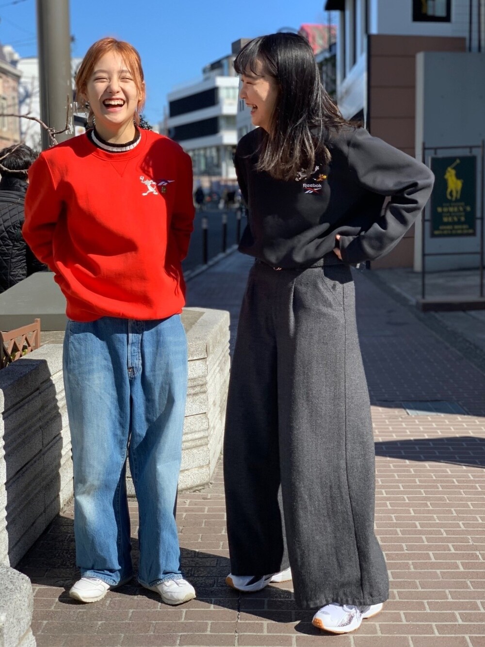 「シンプルコーデ、カジュアル、リーボッククラシックストア原宿、reebok、Reebokclassic、春コーデ、rhtaki、rhike、rhcollabo、rhintvl」｜「Reebokの【Reebok x Tom & Jerry】トム アンド ジェリー クルー セーター [Tom and Jerry Crew Sweater] リーボック（スウェット、レッド系）」を使った、リーボックさん（レディース・153cm）の冬コーディネートの1枚目の写真