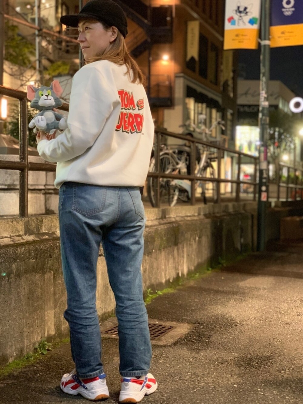 「reebok、リーボッククラシックストア原宿、Tom&Jerry、シンプル、ストリート、カジュアル、Reebokclassic、rhhoshi、rhintvl、rhcollabo」｜「Reebokのアイテム（スウェット、ホワイト系）」を使った、リーボックさん（レディース・156cm）の冬コーディネートの1枚目の写真