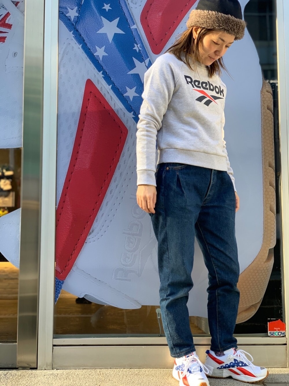 「シンプル、reebok、ストリート、大人カジュアル、リーボッククラシック、Reebokclassic、リーボッククラシックストア原宿、rhvector、rhhoshi、rhintvl」｜「Reebokのクラシックス ベクター クルー スウェットシャツ [Classics Vector Crew Sweatshirt] リーボック（スウェット、グレー系）」を使った、リーボックさん（レディース・156cm）の冬コーディネートの1枚目の写真