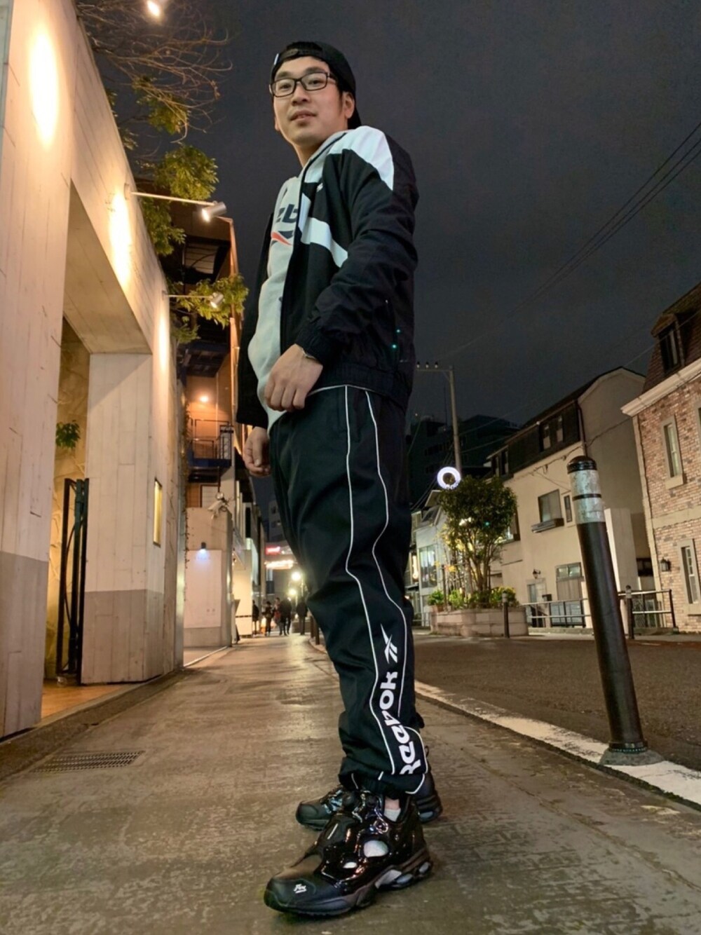「シンプル、reebok、ストリート、オールブラック、スニーカーコーデ、リーボッククラシック、Reebokclassic、rhkoga、rhvector、rhpump」｜「Reebokのクラシックス ベクター フラット ピーク キャップ [Classics Vector Flat Peak Cap] リーボック（キャップ、ブラック系）」を使った、リーボックさん（メンズ・170cm）の冬コーディネートの1枚目の写真