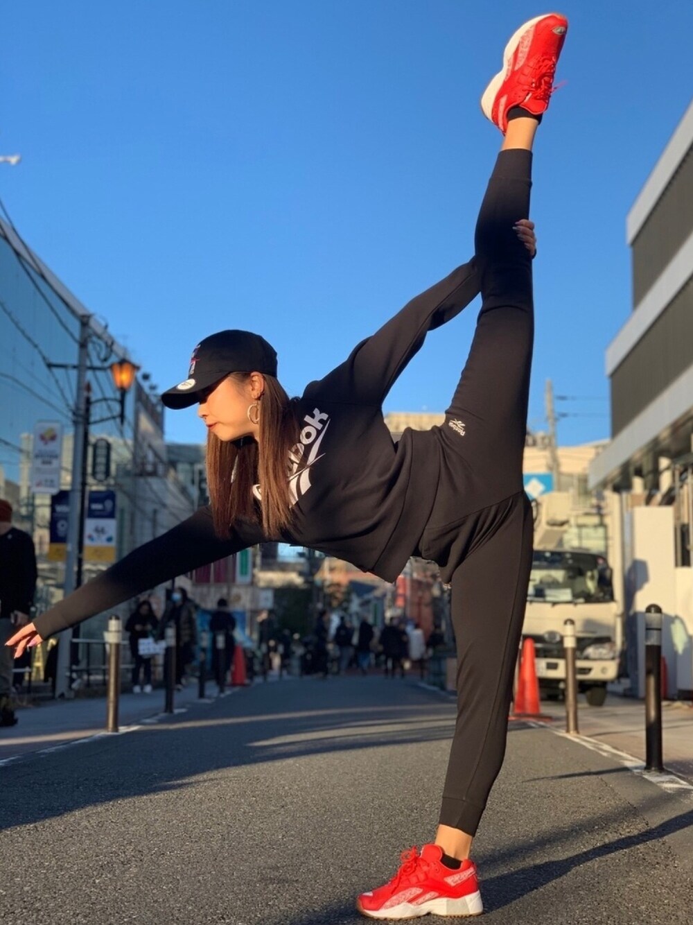 「楽チンコーデ、休日スタイル、春コーデ、リーボッククラシックストア原宿、reebok、Reebokclassic、rhvector、rhintvl、rhoo、オトナカジュアル」｜「Reebokのクラシック グラフィック IA ベースボール キャップ [Classics Graphic IA Baseball Cap] リーボック（キャップ、ブラック系）」を使った、リーボックさん（レディース・159cm）の冬コーディネートの1枚目の写真