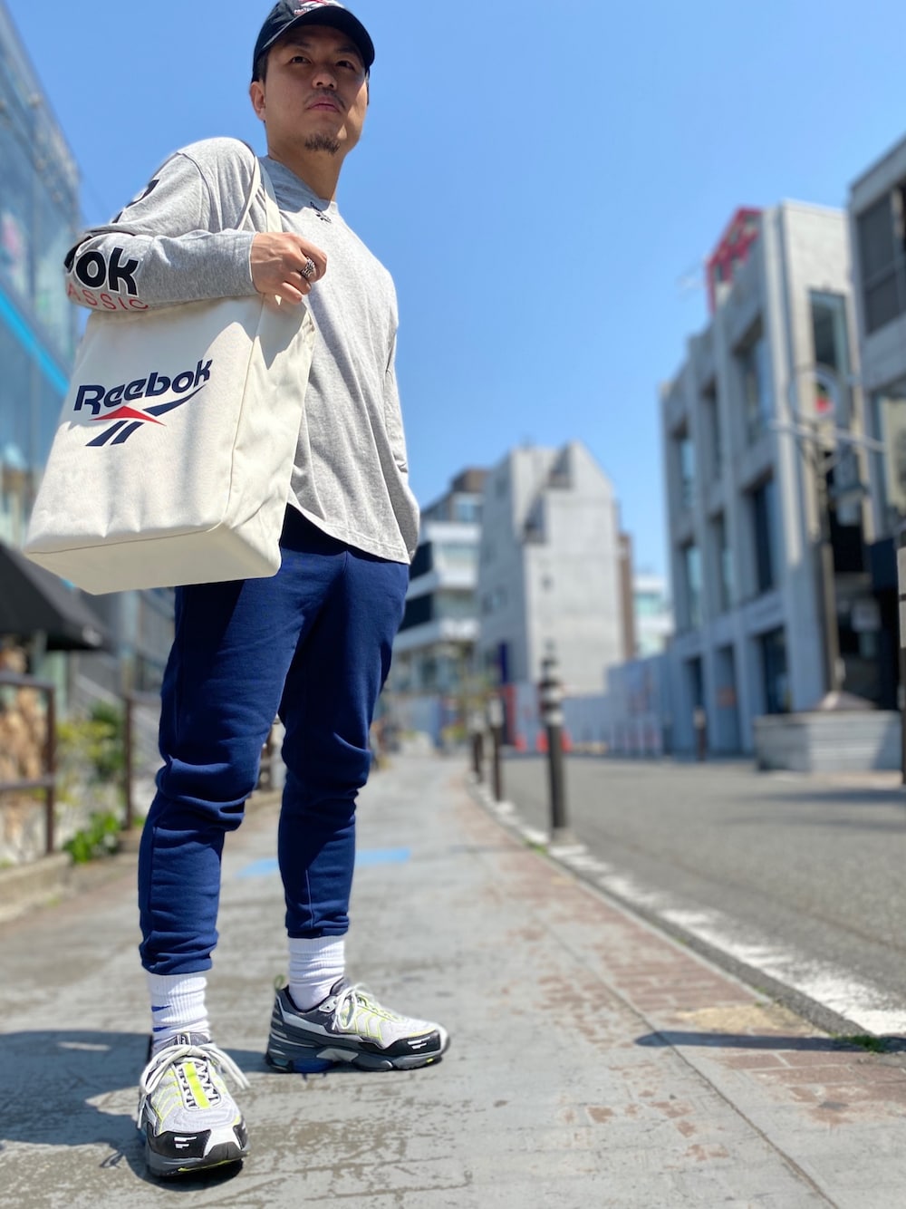 「春コーデ、reebok、Reebokclassic、リーボッククラシックストア原宿、ストリート、rhdmx、rhtaka、シンプルコーデ、スポーツミックス、スニーカー」｜「Reebokのクラシックス キャンバス トート バッグ [Classics Canvas Tote Bag] リーボック（トートバッグ、ベージュ系）」を使った、リーボックさん（メンズ・165cm）の春コーディネートの1枚目の写真