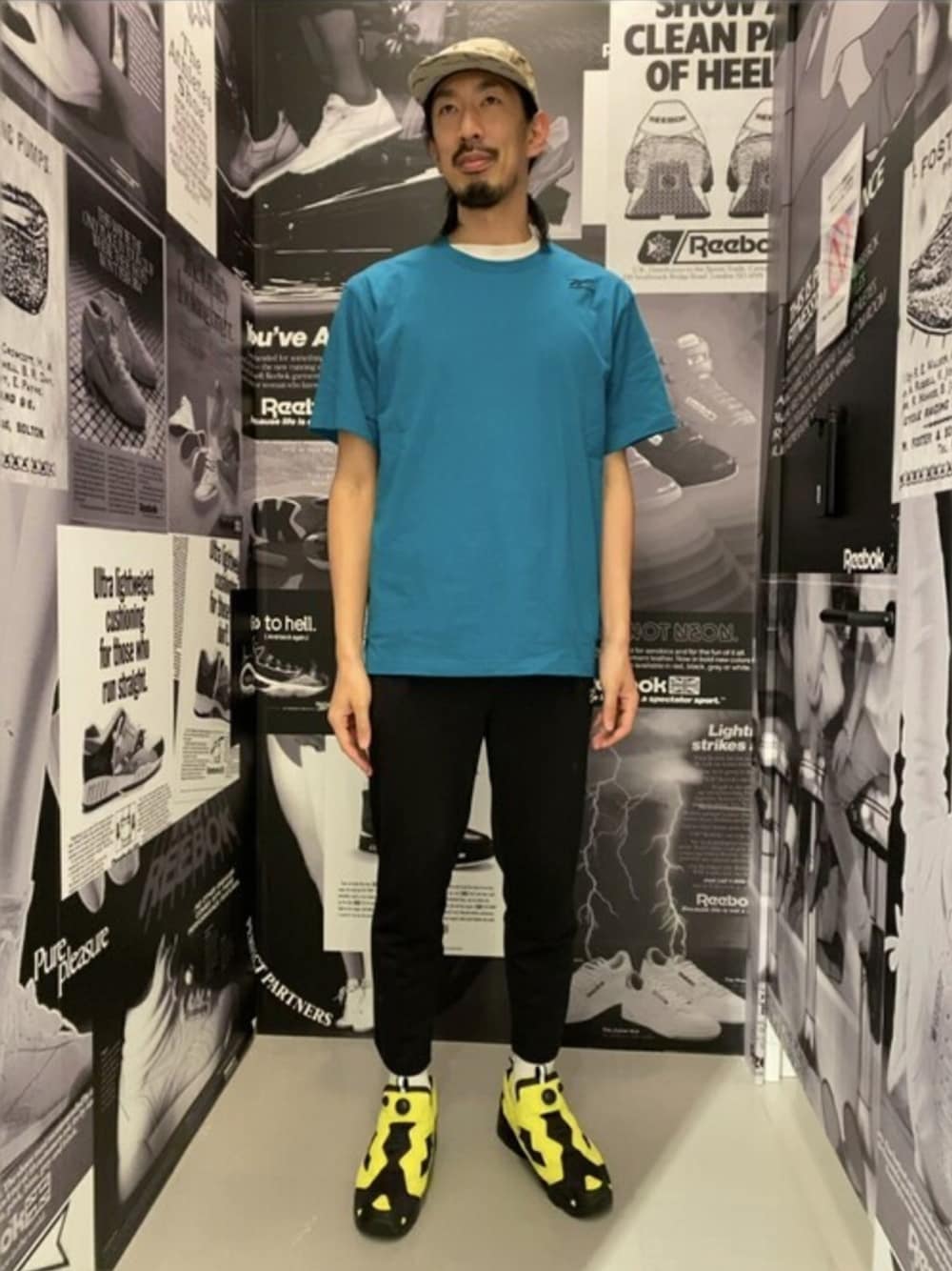 グリーン系のTシャツ/カットソー、ブラック系のその他パンツ、ブラック系のスニーカーを着用したメンズの夏コーディネートの1枚目の写真