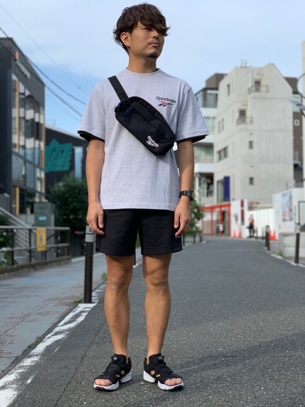 「シンプル、モノトーン、休日スタイル、ootd、夏コーデ、ゆるコーデ、リーボッククラシックストア原宿、rhpump、rhtaka、rheightyone」｜「Reebokの【Reebok CLASSIC x Musinsa】ムシンサ クラシックス VT Tシャツ [Musinsa Classics VT Tee]（Tシャツ/カットソー、グレー系）」を使った、リーボックさん（メンズ・165cm）の夏コーディネートの1枚目の写真