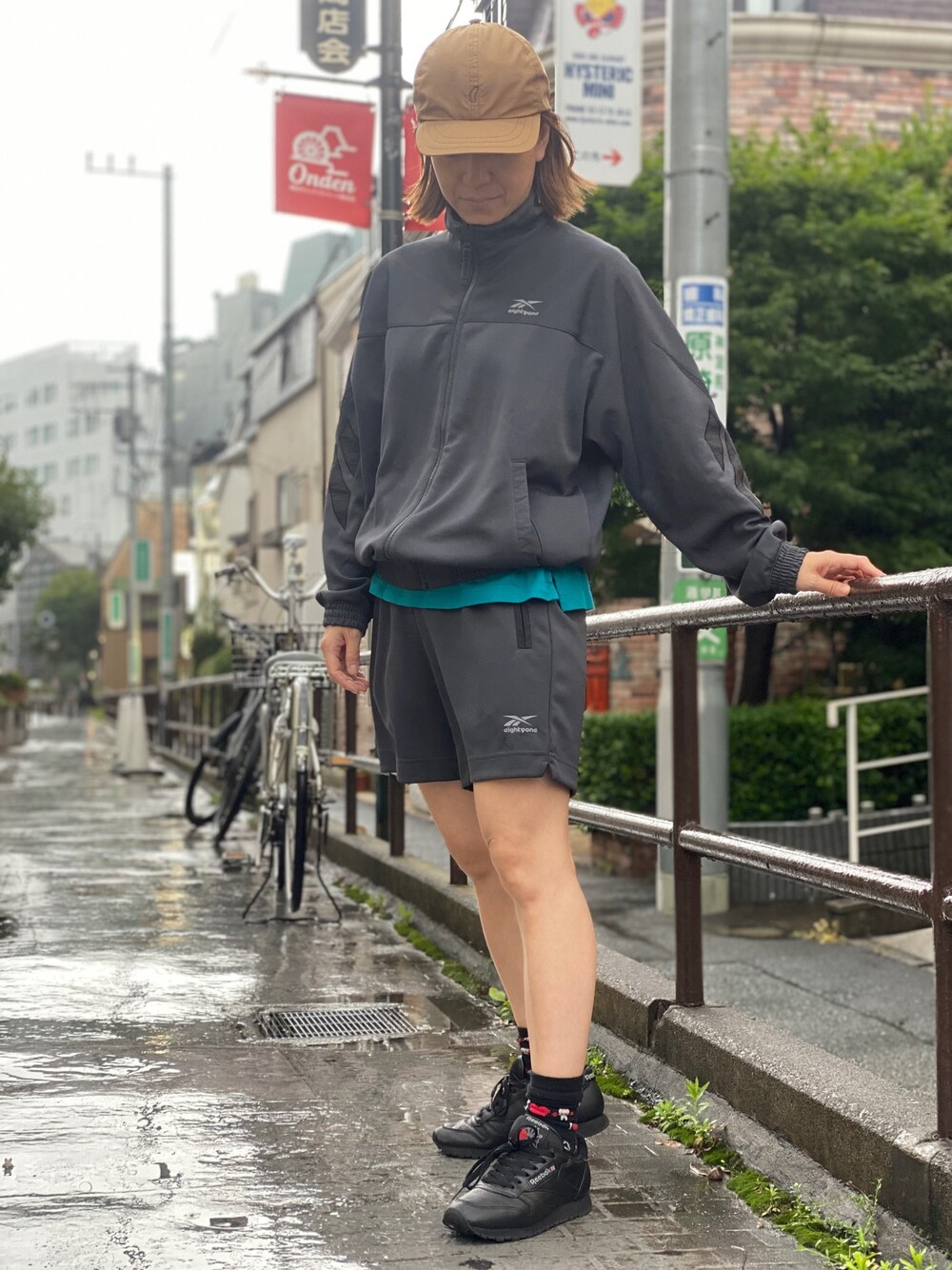 「シンプルコーデ、rhhoshi、リーボッククラシックストア原宿、reebok、rheightyone、夏コーデ、オトナカジュアル、ストリート、雨の日コーデ、ootd」｜「Reebokの【Reebok eightyone】エイティーワン ジャージジャケット [81 JERSEY JKT]（ブルゾン、グレー系）」を使った、リーボックさん（レディース・156cm）の夏コーディネートの1枚目の写真