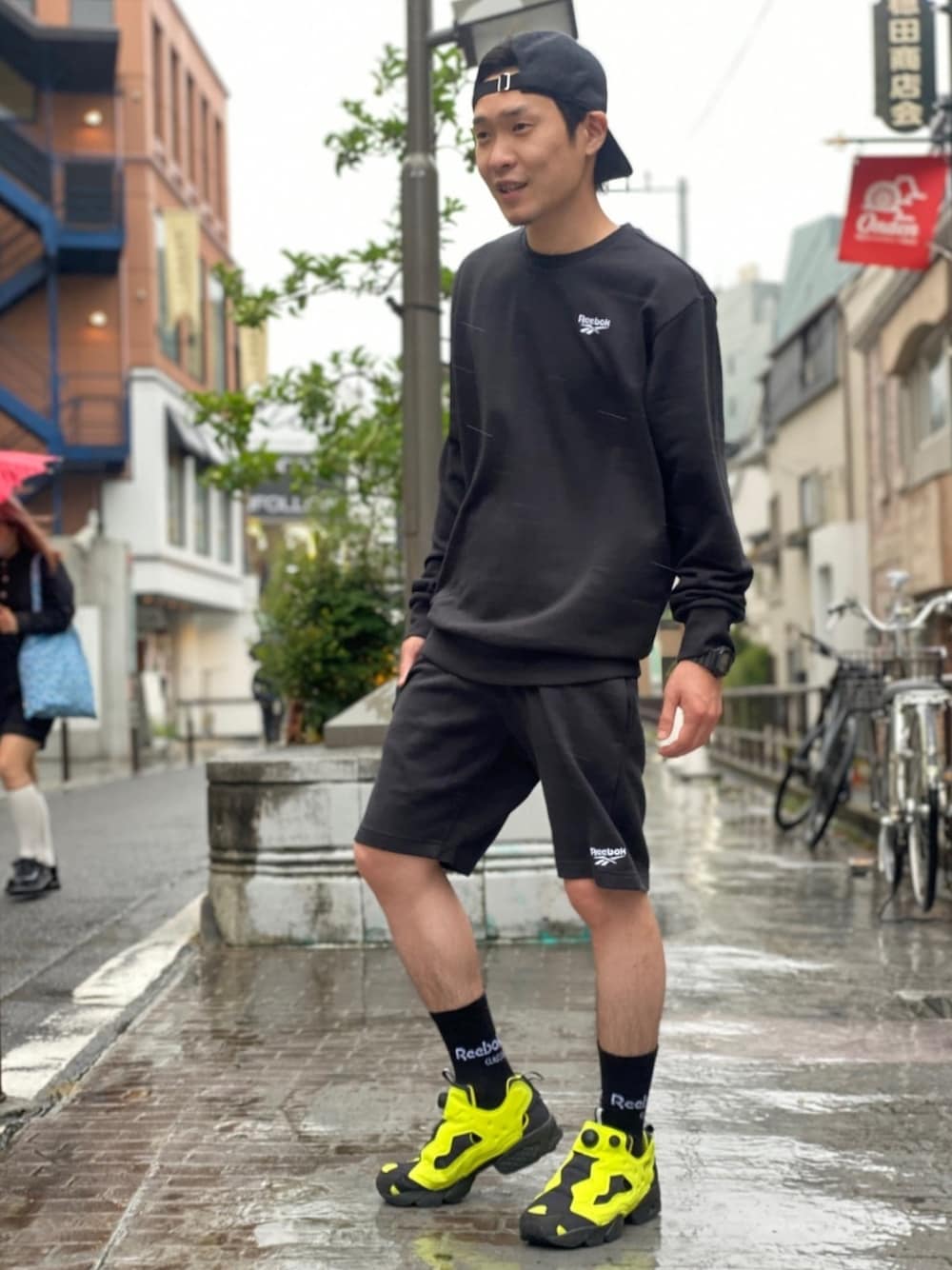 「シンプルコーデ、オールブラック、reebok、rhuda、rhpump、rhvector、リーボッククラシックストア原宿、ootd、夏コーデ、雨の日コーデ」｜「Reebokのクラシックス ベクター クルー スウェットシャツ [Classics Vector Crew Sweatshirt] リーボック（スウェット、ブラック系）」を使った、リーボックさん（メンズ・170cm）の夏コーディネートの1枚目の写真