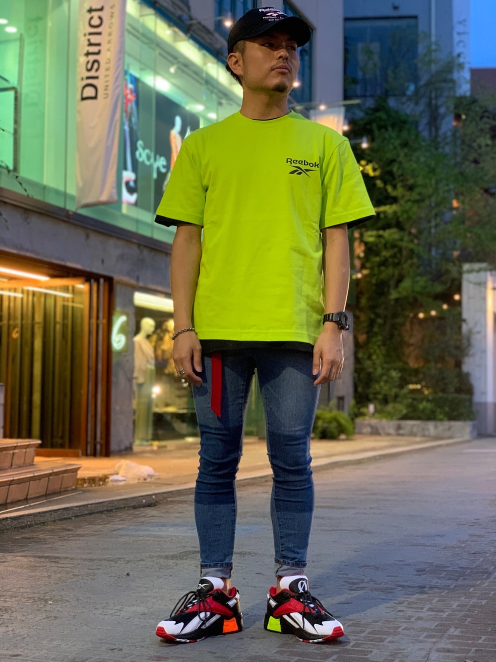 「夏、rhtaka、rhintvl、reebok、リーボッククラシックストア原宿、デニム、スニーカー、ootd、夏コーデ、シンプル」｜「Reebokの【Reebok CLASSIC x Musinsa】ムシンサ クラシックス VT Tシャツ [Musinsa Classics VT Tee]（Tシャツ/カットソー、イエロー系）」を使った、リーボックさん（メンズ・165cm）の夏コーディネートの1枚目の写真