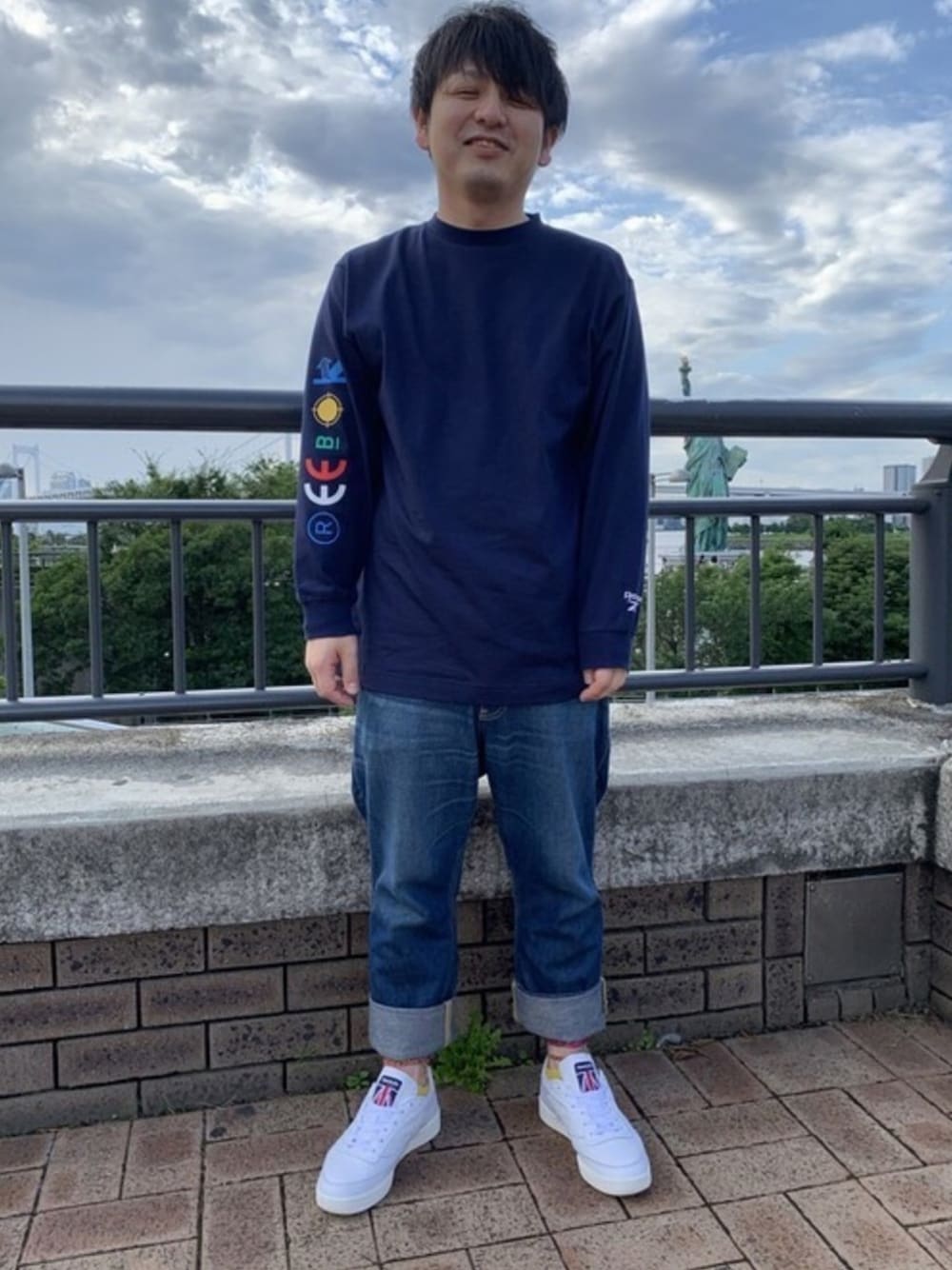 「reebok、お台場、夏コーデ、リーボッククラシックストアダイバーシティ東京、シンプルコーデ、夏、CLUB C、black eye patch、白スニーカー、ストリート」｜「Reebokのクラブ シー [CLUB C 85]（シューズ、グレー系）」を使った、リーボックさん（メンズ・167cm）の夏コーディネートの1枚目の写真