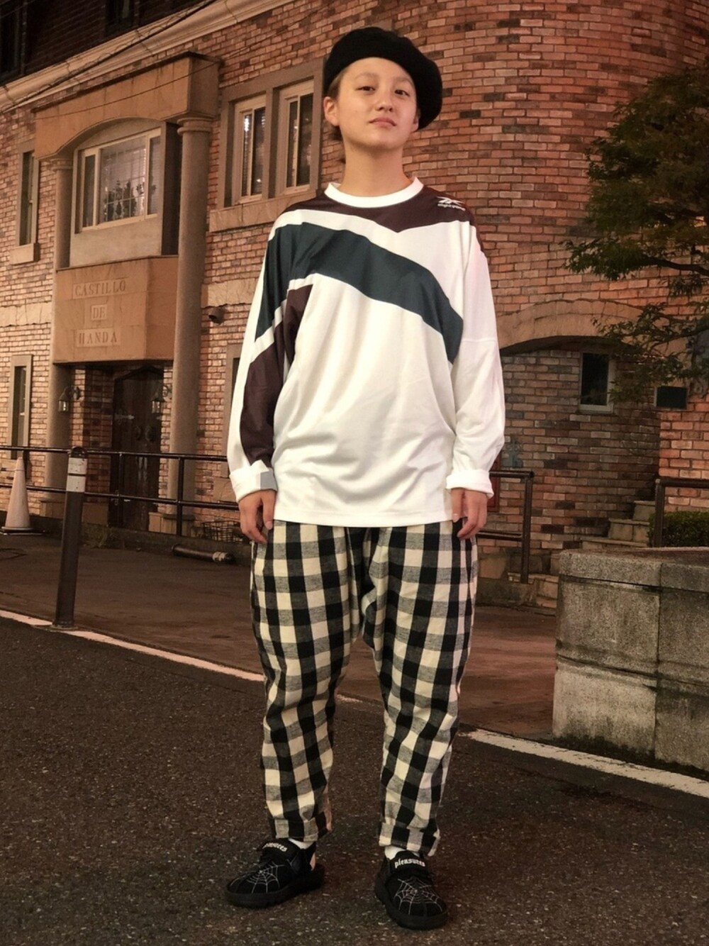 「reebok、リーボッククラシックストア原宿、ビートニック、スニーカーサンダル、rhtaki、rheightyone、アウトドアスタイル、サンダル、秋のコーデ、pleasures」｜「Reebokのアイテム（トップス、ホワイト系）」を使った、リーボックさん（レディース・153cm）の秋コーディネートの1枚目の写真