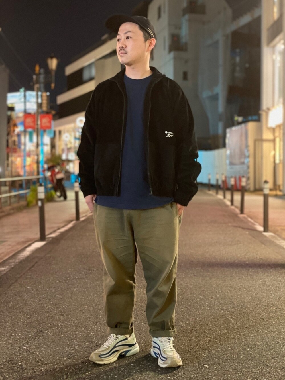 「rheightyone、rhnoza、秋のコーデ、大人カジュアル、ootd、reebok、リーボッククラシックストア原宿、コーデュロイ、ブラック、ビッグシルエット」｜「Reebokのクラシックス コーデュロイ トラック ジャケット / Classics Corduroy Track Jacket（ナイロンジャケット、ブラック系）」を使った、リーボックさん（メンズ・167cm）の秋コーディネートの1枚目の写真