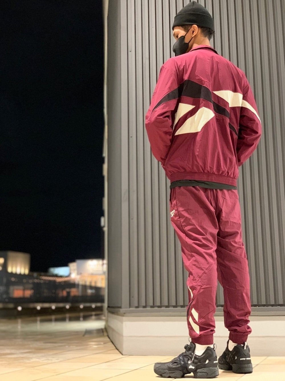 「rtyama、rhpump、reebok、リーボッククラシックストア立川立飛、シンプルコーデ、スニーカーコーデ、スニーカー、デニム、セットアップ、秋冬コーデ」｜「Reebokのクラシックス PVT トラック ジャケット [Classics PVT Track Jacket] リーボック（ナイロンジャケット、レッド系）」を使った、リーボックさん（メンズ・180cm）の秋コーディネートの1枚目の写真