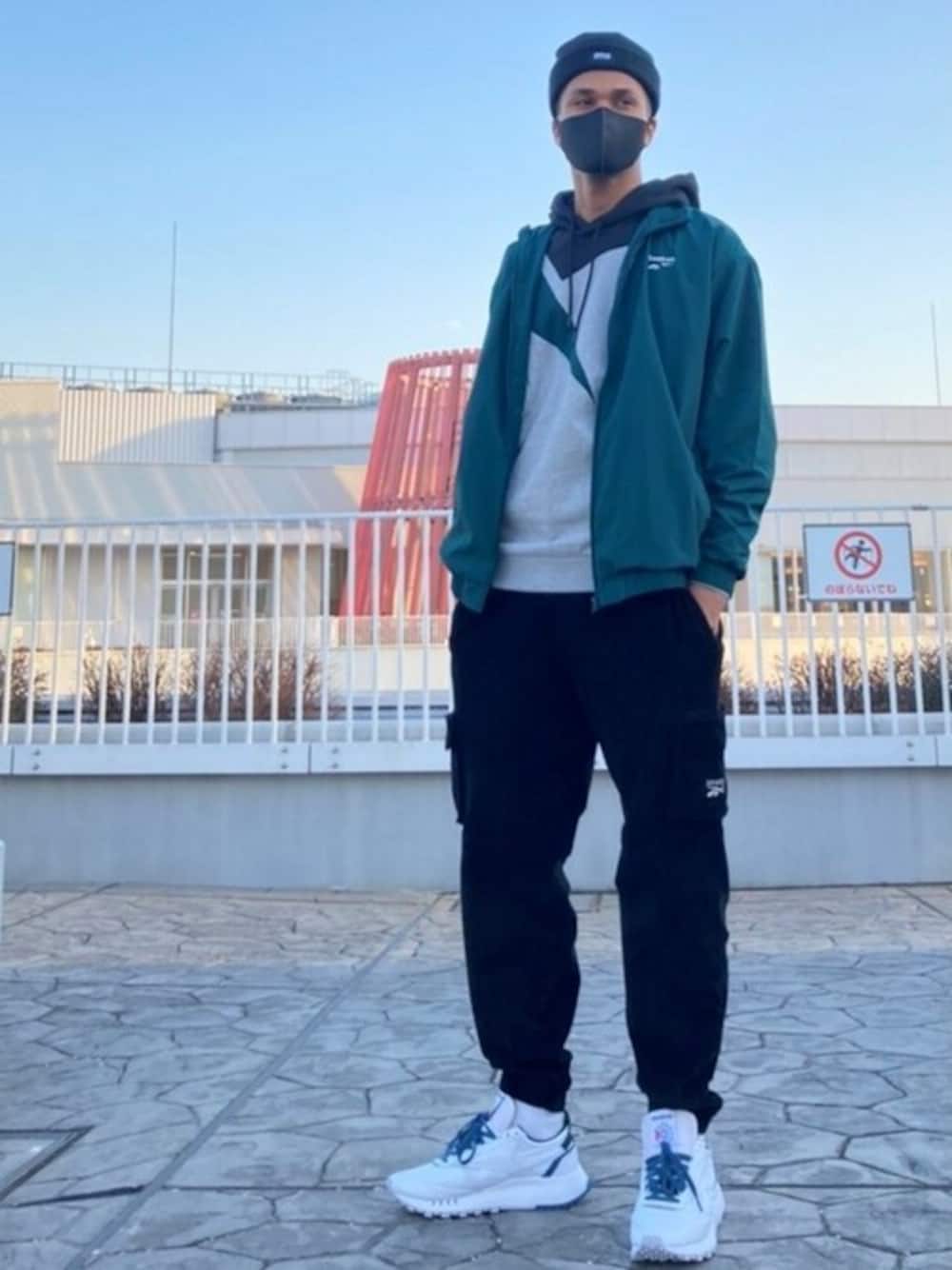 「reebok、スニーカースタイル、#ストリート系、#シンプル、#春コーデ、お洒落さんとつながりたい、ottd、スニーカー好きと繋がりたい、rtcollabo、リーボッククラシックストア立川立飛」｜「Reebokのクラシックス PVT トラック ジャケット / Classics PVT Track Jacket（ジャケット/アウター、ホワイト系）」を使った、リーボックさん（メンズ・185cm）の冬コーディネートの1枚目の写真