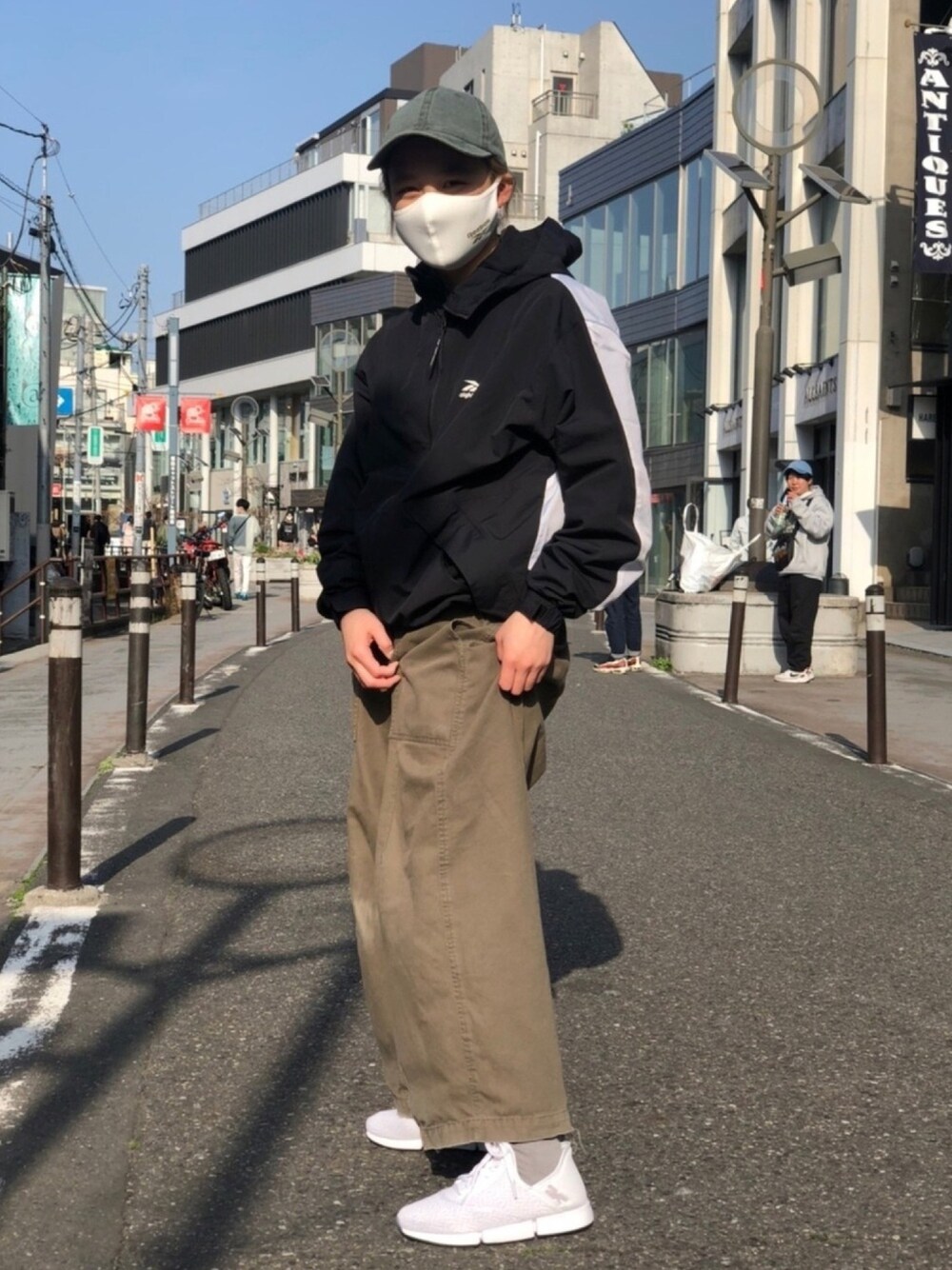「リーボック(Reebok)、リーボッククラシックストア原宿、スニーカー、スニーカー女子、春めきシューズ、シンプル、休日スタイル、ウォーキングスタイル、rhtaki、rheightyone」｜「Reebokの【Reebok CLASSIC x EightyOne】エイティワン ウーブン ベクター フーデッドジャケット [EightyOne Woven Vector Hooded Jacket]（マウンテンパーカー、ブラック系）」を使った、リーボックさん（レディース・155cm）の春コーディネートの1枚目の写真