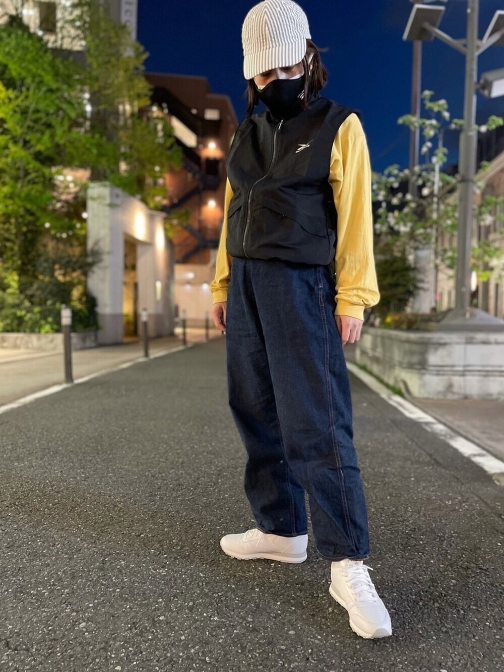 「春、大人カジュアル、ootd、大人コーデ、reebok、リーボッククラシックストア原宿、rheightyone、おしゃれさんと繋がりたい、ハイウエスト、白スニーカー」｜「ReebokのReebok リーボック CL LTHR クラシックレザー 2214 WHT/LT. GRY（スニーカー、ホワイト系）」を使った、リーボックさん（レディース・156cm）の春コーディネートの1枚目の写真