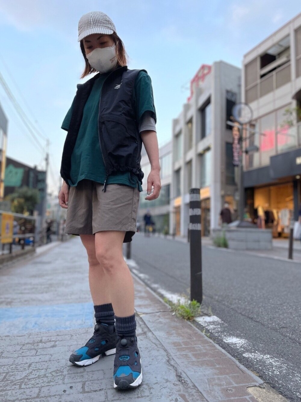 「リーボッククラシックストア原宿、rhhoshi、rheightyone、reebok、rhpump、ストリート、ootd、Tシャツ、ハーフパンツ、オトナカジュアル」｜「Reebokのインスタポンプ フューリー / Instapump Fury OG（スニーカー、ブルー系）」を使った、リーボックさん（レディース・156cm）の夏コーディネートの1枚目の写真