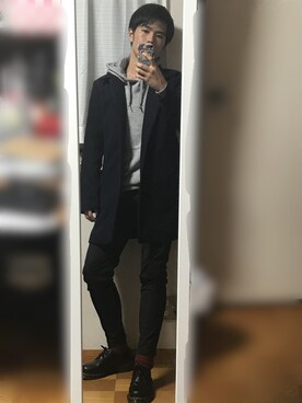 「黒パンツ」｜「アイテム（ステンカラーコート）」を使った、tomoさん（メンズ・170cm）の冬コーディネート