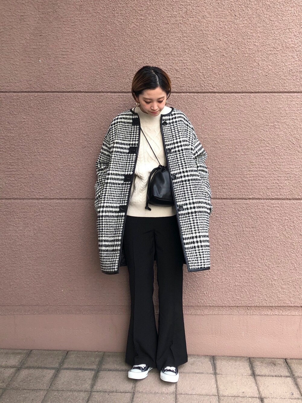 「秋冬コーデ、パンツスタイル、カジュアルコーデ、オーバーサイズ、オトナ女子、スニーカー、キルティングジャケット、チェック、モノトーン、モノトーンコーデ」｜「B.C STOCKのさん（ジャケット/アウター、その他）」を使った、Kanakoさん（レディース・163cm）の秋コーディネートの1枚目の写真