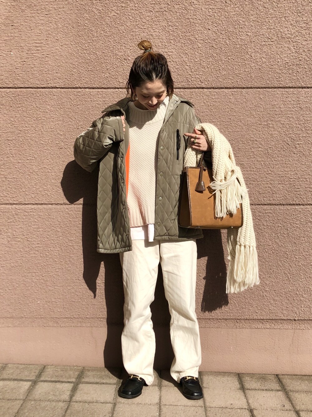 「冬、ラクチンコーデ、オトナ女子、シンプル、カジュアル、オトナカジュアル、デニムパンツ、ニット、キルティング、ストリート」｜「WISMのPATCH QUILTING BIC JACKET（ジャケット/アウター、その他）」を使った、Kanakoさん（レディース・163cm）の冬コーディネートの1枚目の写真