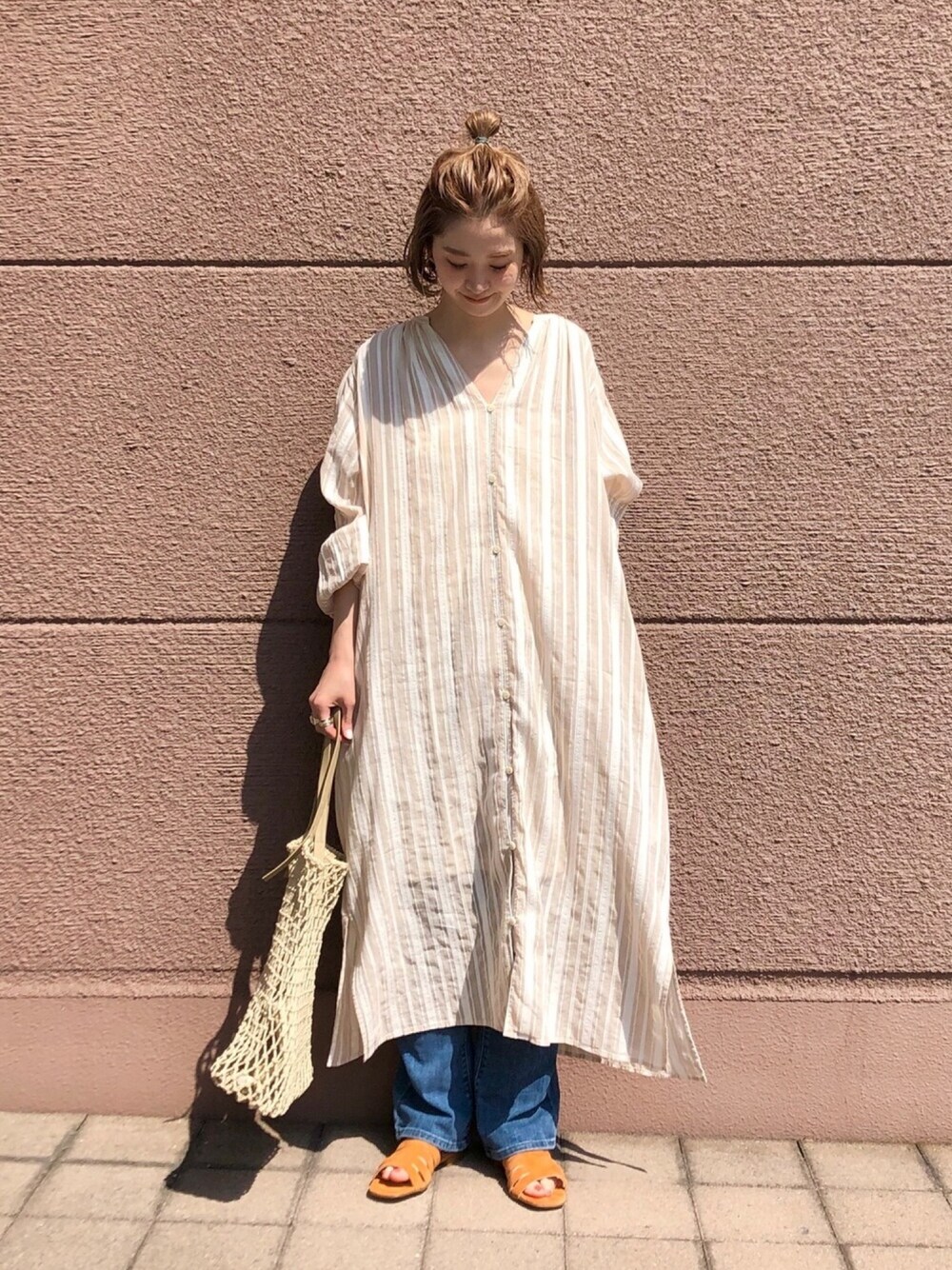 「春コーデ、大人カジュアル、ラフ、ワンピース、はるコーデ、レイヤードスタイル、ストライプ、ロングワンピース、ゆるコーデ、ベージュ」｜「Levi'sの715(TM)  WESTERN BOOTCUT HAWAII BREEZE（その他パンツ、ブルー系）」を使った、Kanakoさん（レディース・163cm）の春コーディネートの1枚目の写真