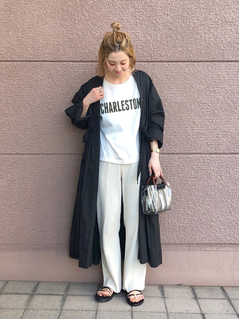 「おうちファッション、おうちスタイル、オトナカジュアル、カジュアルコーデ、リラックススタイル、モノトーン、ラフコーデ、ロングワンピース、スタッフセンバツ、リブパンツ」｜「B.C STOCKのタックドレープドルマンコート（その他アウター、ブラック系）」を使った、Kanakoさん（レディース・163cm）の春コーディネートの1枚目の写真