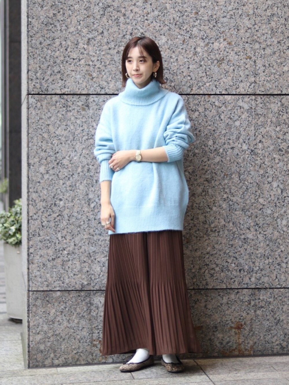 「オトナ女子、秋コーデ、ニット、水色、ブラウン、スカート、プリーツスカート、タートルネック」｜「JOINT WORKSのJ-ルーズタートルニットプルオーバー（ニット/セーター、ブルー系）」を使った、Kanakoさん（レディース・163cm）の秋コーディネートの1枚目の写真