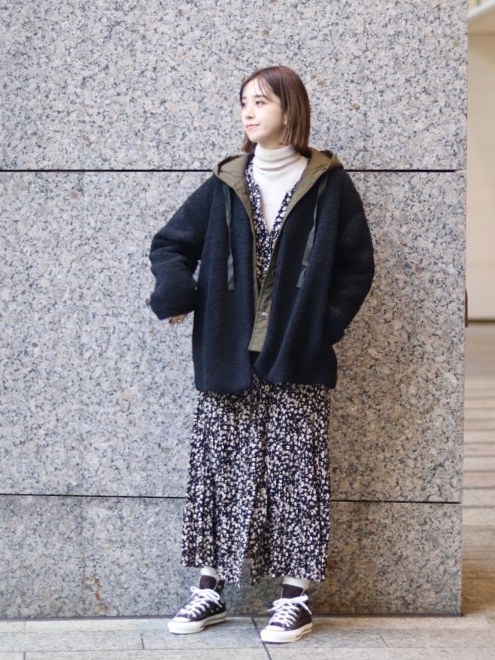 「秋コーデ、オトナ女子、オトナカジュアル、ボアジャケット、花柄ワンピース、タートルネック、ブラック、カジュアルコーデ」｜「JOINT WORKSのJ-ナカワタボアブルゾン（ブルゾン、ブラック系）」を使った、Kanakoさん（レディース・163cm）の秋コーディネートの1枚目の写真