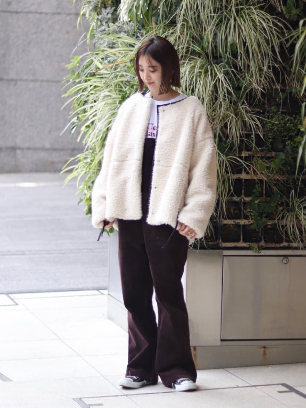 「秋コーデ、オトナ女子、ボア、ボアジャケット、パイピング、オーバーオール、サロペット、カジュアル、オトナカジュアル」｜「JOINT WORKSのJ-ボアブルゾン（ブルゾン、ホワイト系）」を使った、Kanakoさん（レディース・163cm）の秋コーディネートの1枚目の写真