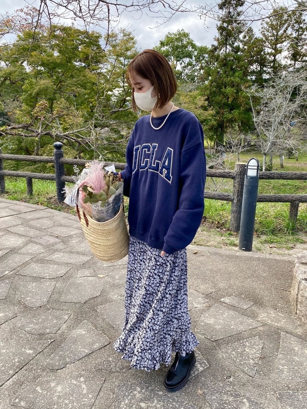 「秋コーデ、オトナカジュアル、カジュアルコーデ、秋服、今日のコーデ、スウェット、古着MIX、古着、花柄スカート、オトナガーリー」｜「usedのアイテム（トップス、ブルー系）」を使った、Kanakoさん（レディース・163cm）の秋コーディネートの1枚目の写真