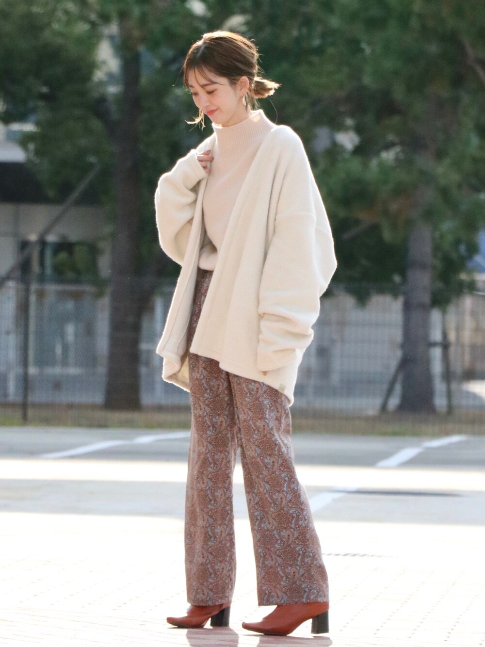 その他のトップス、ベージュ系のニット/セーター、ブルー系のその他パンツを着用したレディースの冬コーディネートの1枚目の写真