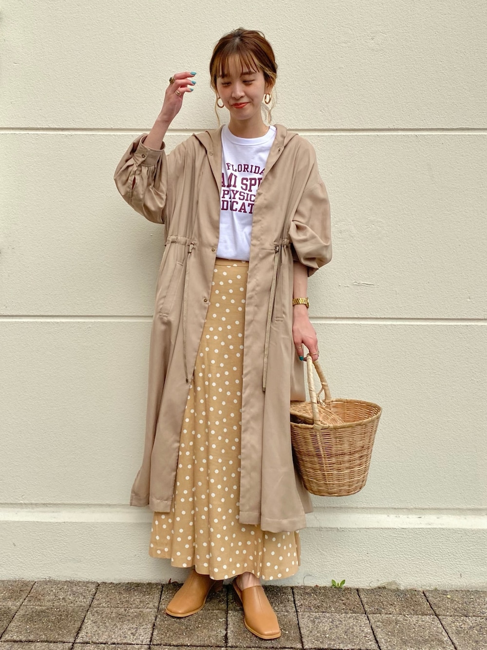 「スカート、ロゴT、ドット、春アウター、フードコート、きれいめカジュアル、かごバッグ、春コーデ、大人ガーリー、オトナカジュアル」｜「B.C STOCKのショートスリーブロゴTシャツ（トップス、その他）」を使った、Kanakoさん（レディース・163cm）の春コーディネートの1枚目の写真