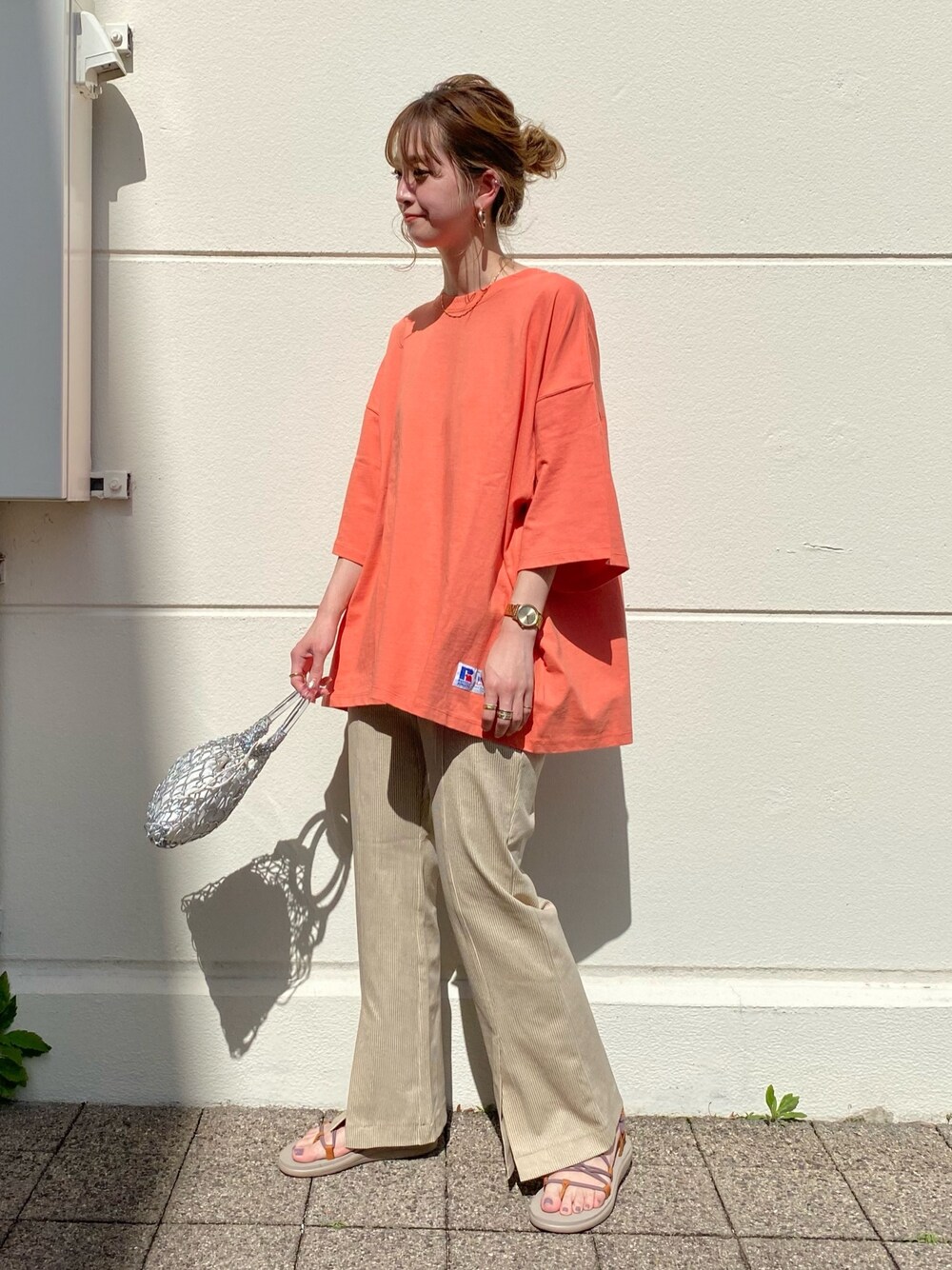 「ビッグシルエット、Tシャツ、オレンジ、チェックパンツ、フレアパンツ、シンプルコーデ、パンツコーデ、teva、メンズアイテム、春カラースタイル」｜「Russell Athleticの【RUSSELL ATHLETIC/ラッセル・アスレティック】 hc jersey ss kingwidth（Tシャツ/カットソー、オレンジ系）」を使った、Kanakoさん（レディース・163cm）の春コーディネートの1枚目の写真