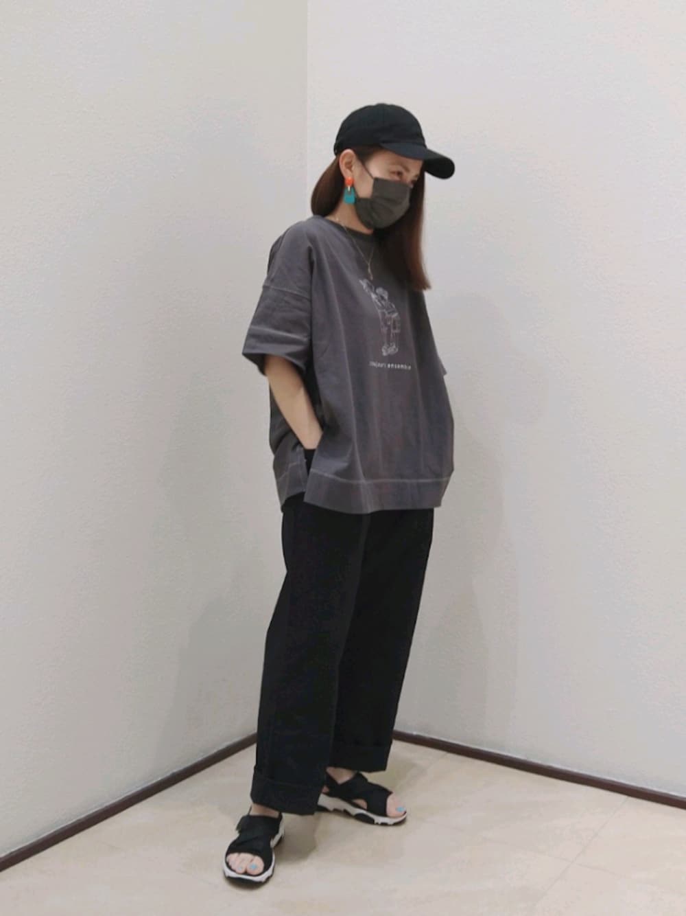 「メンズライク、初夏コーデ、お洒落さんとつながりたい、ワントーンコーデ、スポーツサンダル、低身長、Tシャツ、ラクチンコーデ」｜「PUAL CE CINの配色ステッチ×プリントTシャツ（Tシャツ/カットソー、グレー系）」を使った、あおいちごさん（レディース・152cm）の夏コーディネートの1枚目の写真