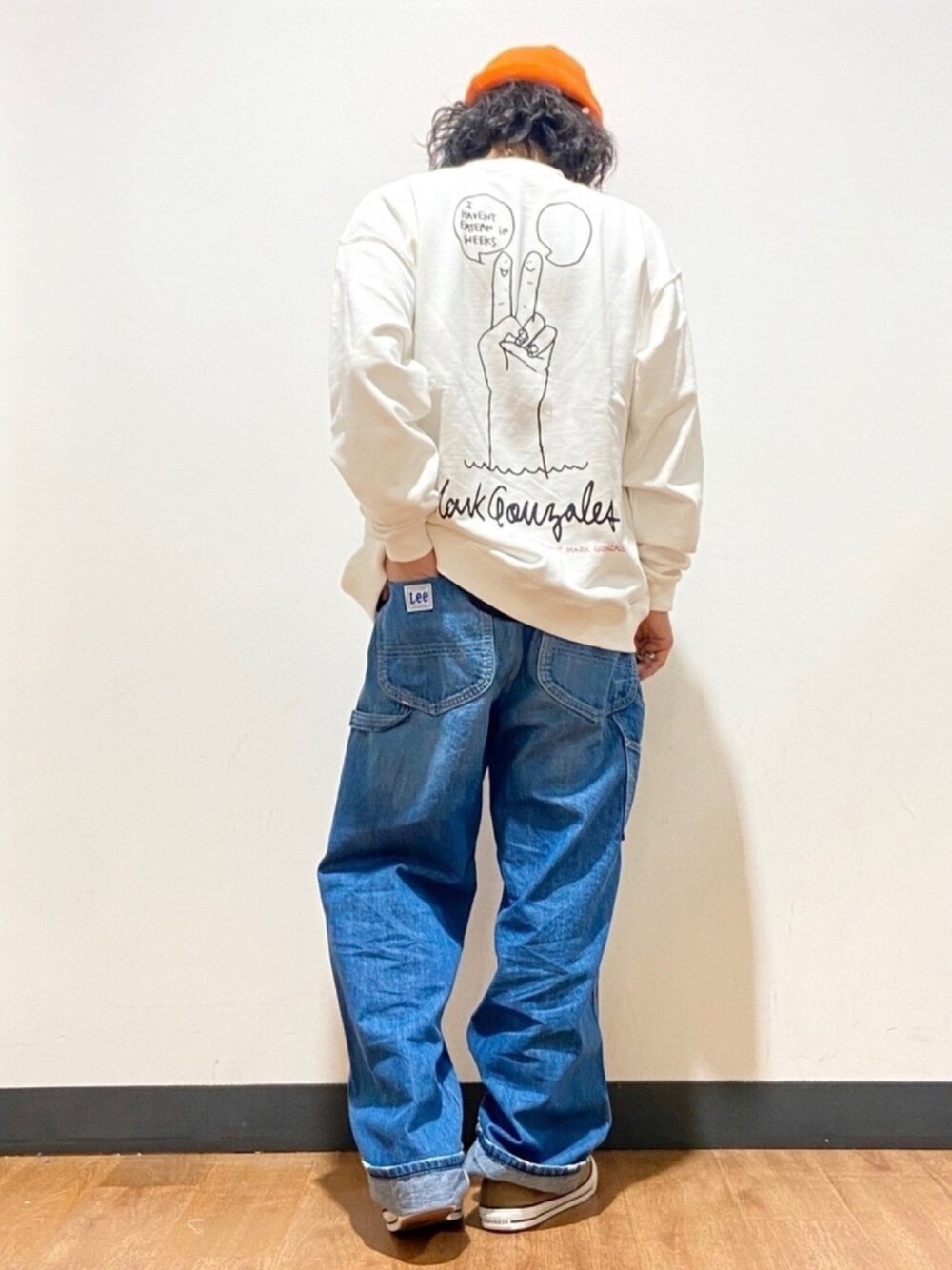 「ライトオン、Right-on、オーバーサイズ、ビックシルエット、スケータースタイル、スウェット、ビーニー、ペインターパンツ、LEE、古着好きな人と繋がりたい」｜「Mark Gonzalesの【MARK GONZALES】アートプリントクルーネックプルオーバー（スウェット、ホワイト系）」を使った、マッスルさん（メンズ・169cm）の秋コーディネートの1枚目の写真
