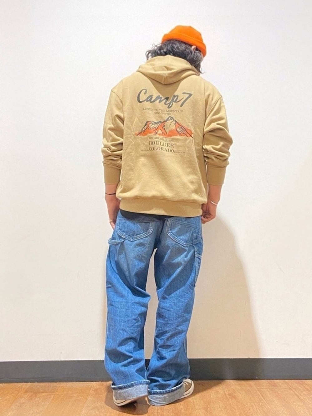 「秋のコーデ、スウェット、ライトオン、Right-on、CAMP7、ベージュ、ビーニー、ペインターパンツ、LEE、パーカー」｜「LeeのLee/リー【ユニセックス】Dungrees ペインターデニムパンツ（デニムパンツ、ブルー系）」を使った、マッスルさん（メンズ・169cm）の秋コーディネートの1枚目の写真