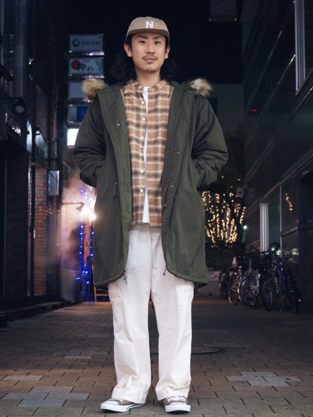 「年末WEAR感謝祭、カジュアルコーデ、おしゃれさんと繋がりたい、Right-on、ライトオン、モッズコート、ホワイトパンツ、カーゴパンツ、チェックシャツ、コート」｜「BACK NUMBERの【BACK NUMBER】ネルバンドカラーチェック（シャツ/ブラウス、ベージュ系）」を使った、マッスルさん（メンズ・169cm）の冬コーディネートの1枚目の写真