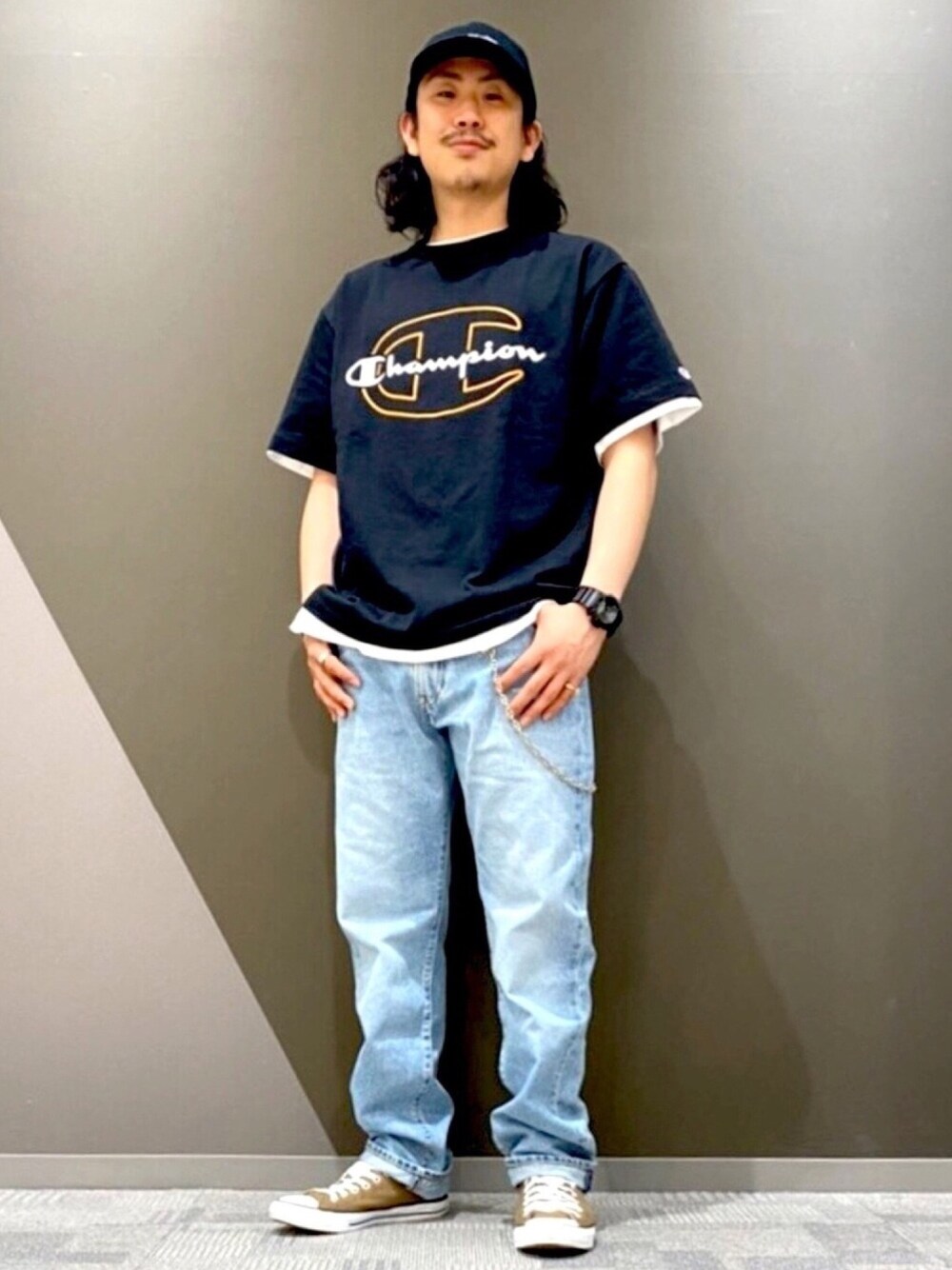 ブラック系のTシャツ/カットソー、ブルー系のデニムパンツを着用したメンズの春コーディネートの1枚目の写真