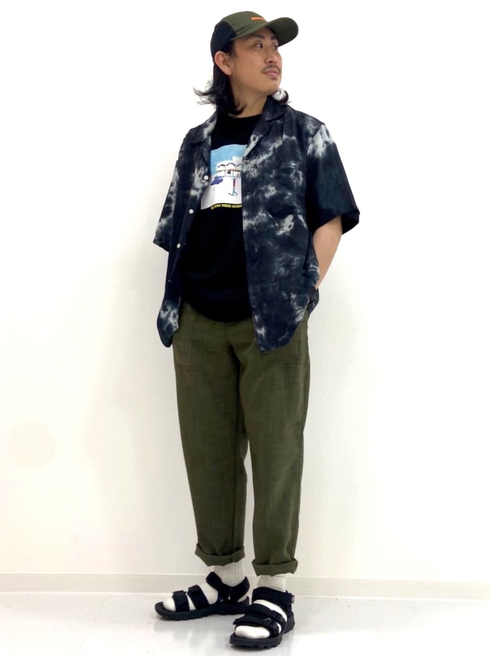 「タイダイ柄、ラフコーデ、半袖シャツ、オーバーサイズ、おしゃれさんと繋がりたい、柄シャツ、シンプルコーデ、プリントT、Right-on」｜「BACK NUMBERの【BACK NUMBER】カレッジ刺繍ジェットキャップ（キャップ、ブラック系）」を使った、マッスルさん（メンズ・169cm）の夏コーディネートの1枚目の写真