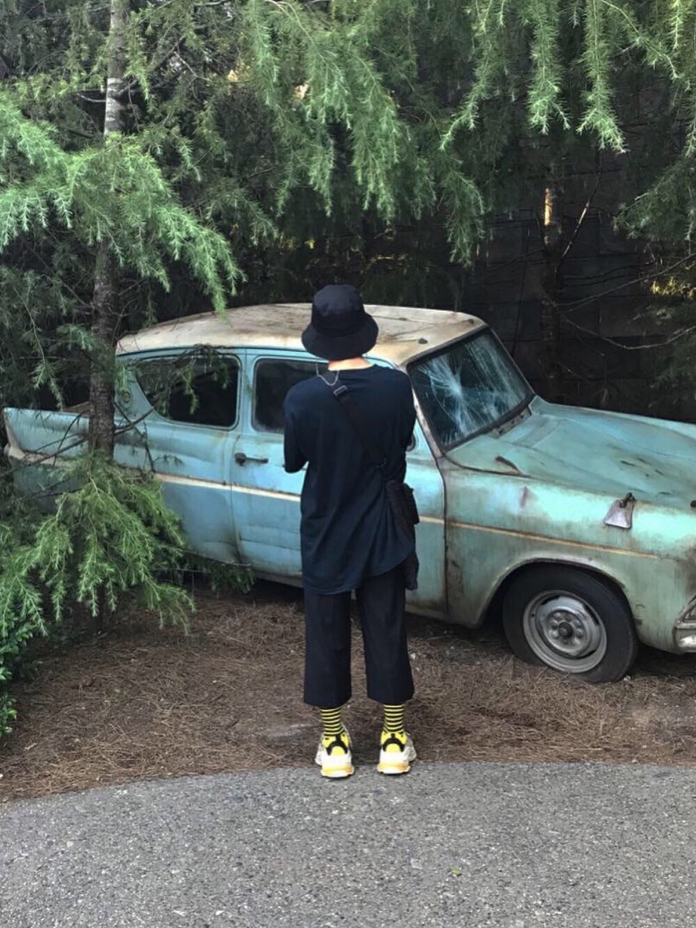 その他のスニーカー、グリーン系のその他を着用したメンズの秋コーディネートの1枚目の写真