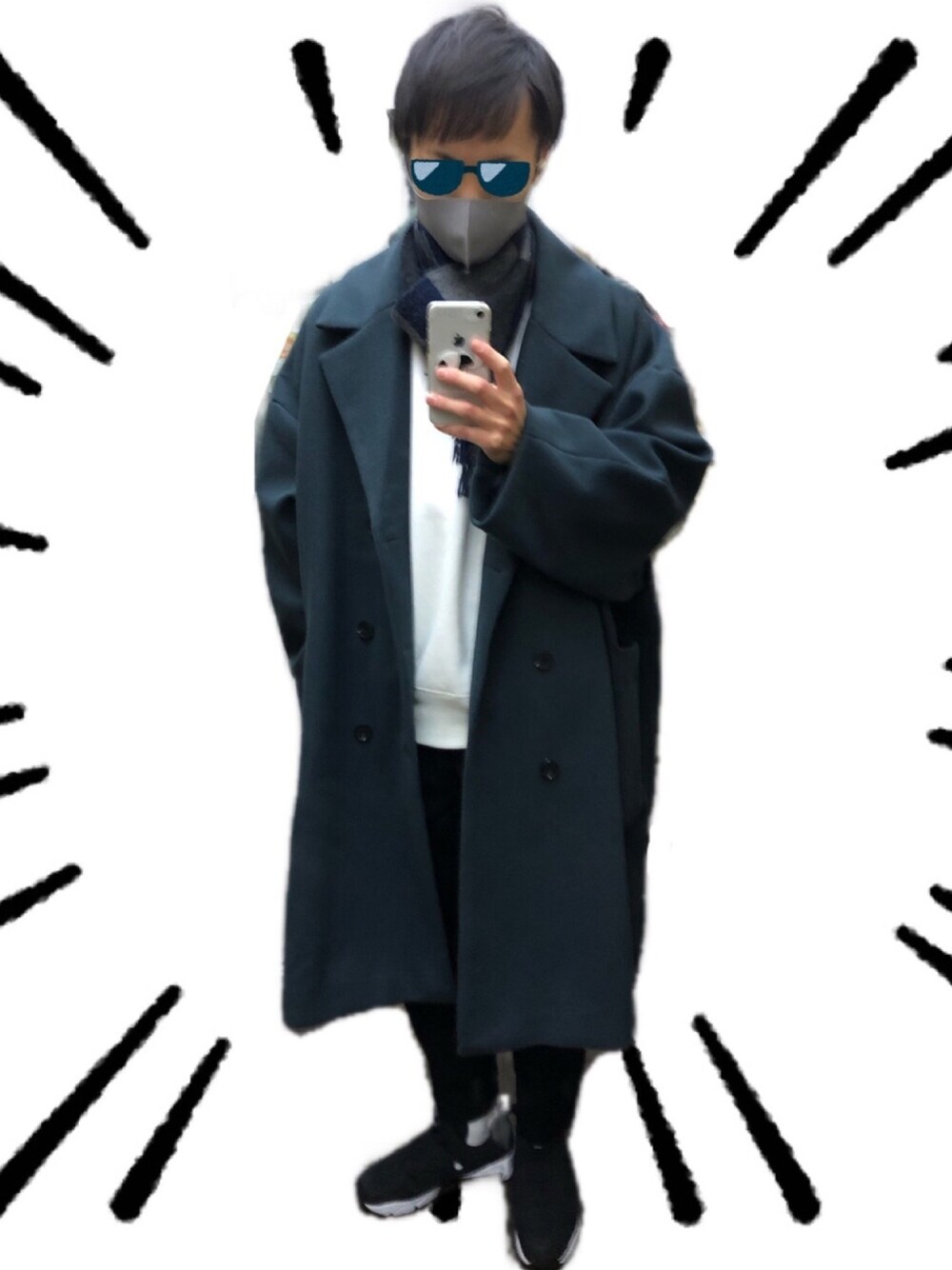 ブラック系のスニーカー、ブルー系のパンツ、ホワイト系のその他トップスを着用したメンズの冬コーディネートの1枚目の写真
