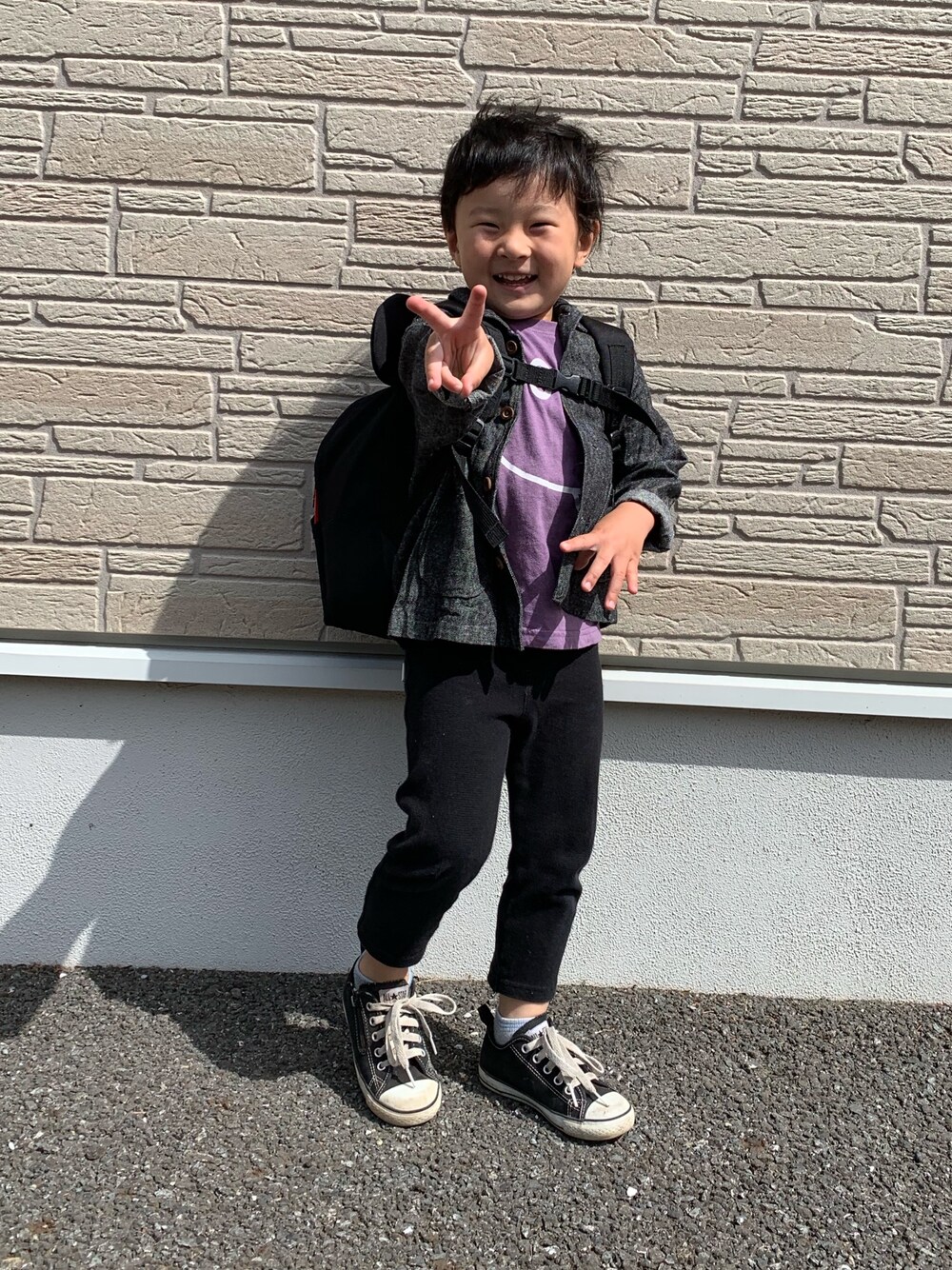 「保育園コーデ、キッズコーデ、男の子コーデ」｜「しまむらのアイテム（その他パンツ、ブラック系）」を使った、はるかなさん（キッズ・100cm）の春コーディネートの1枚目の写真