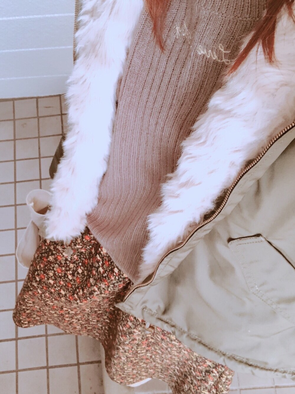 「カジュアルコーデ、プチプラコーデ、お洒落さんとつながりたい、ママファッション、ママコーデ、花柄スカート、冬、ぽっちゃり、ぽっちゃりコーデ、ぽっちゃりでもおしゃれしたい！」｜「earth music&ecologyのエコファーモッズコート(ショート) ●（ダウンジャケット/コート、グリーン系）」を使った、ioさん（レディース・158cm）の冬コーディネートの1枚目の写真