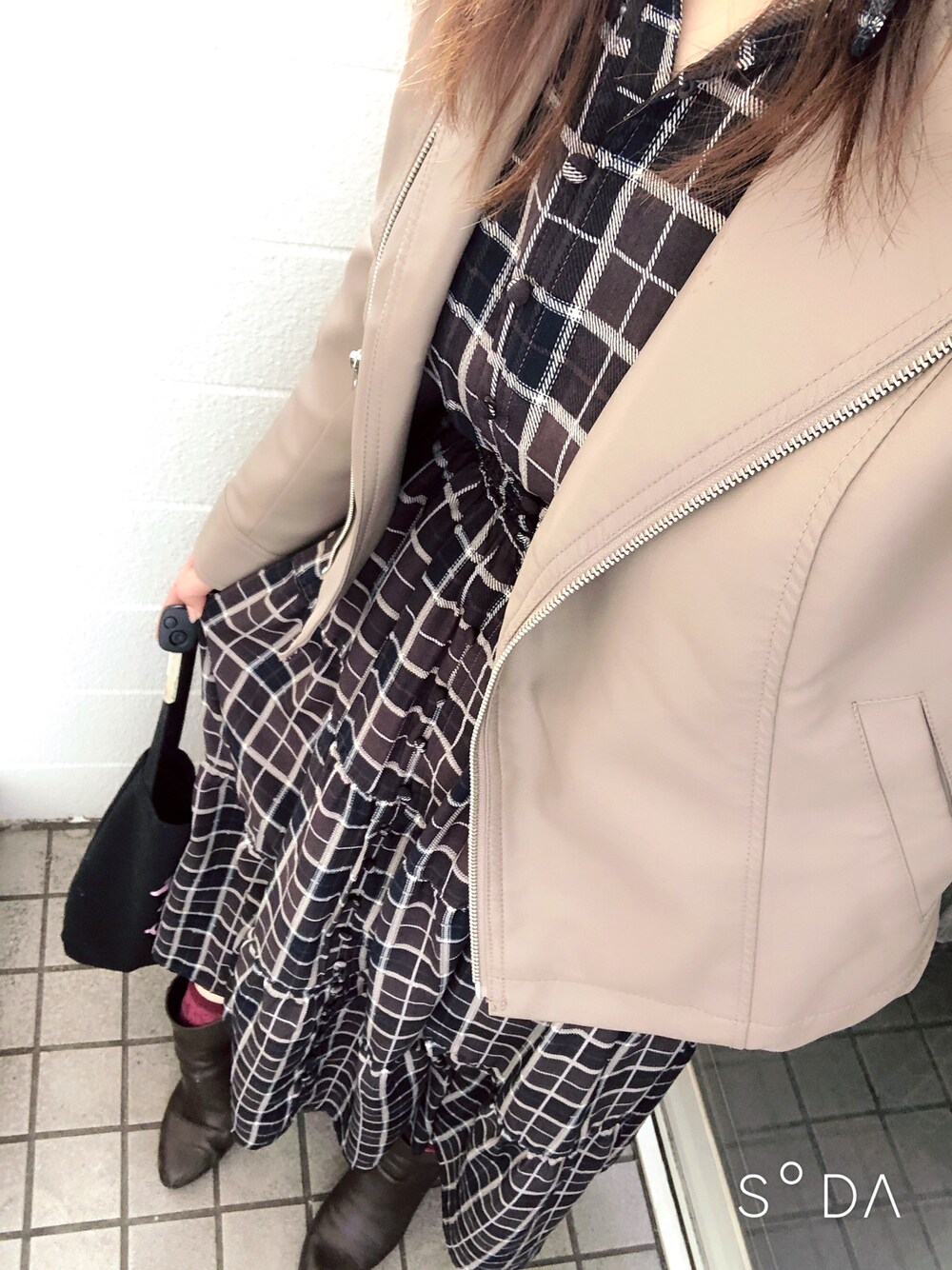 「ワンピース、春コーデ、ティアードワンピース、ぽっちゃり、ママコーデ、ライダース、ベージュxブラック、プチプラコーデ、靴下チラ見せ、しまむら」｜「しまむらのアイテム（ライダースジャケット、ベージュ系）」を使った、ioさん（レディース・158cm）の春コーディネートの1枚目の写真
