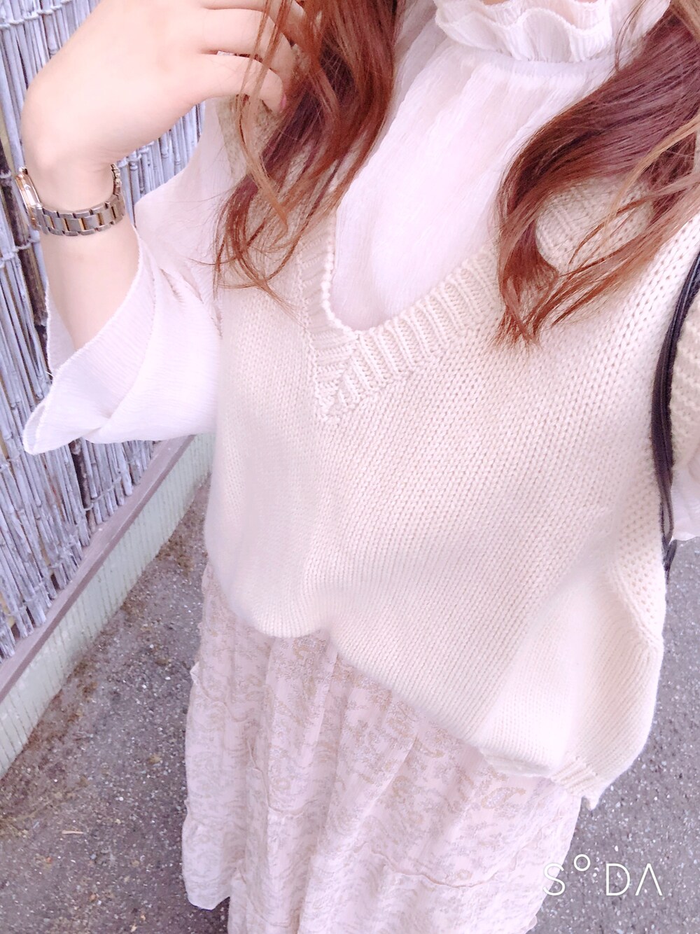 「春コーデ、ベージュコーデ、ベージュ、ニットベスト×シャツ、ニットベスト、ぽっちゃり、ふんわり、GU、ペイズリースカート、女子会」｜「vslooのアイテム（シャツ/ブラウス、ホワイト系）」を使った、ioさん（レディース・158cm）の春コーディネートの1枚目の写真